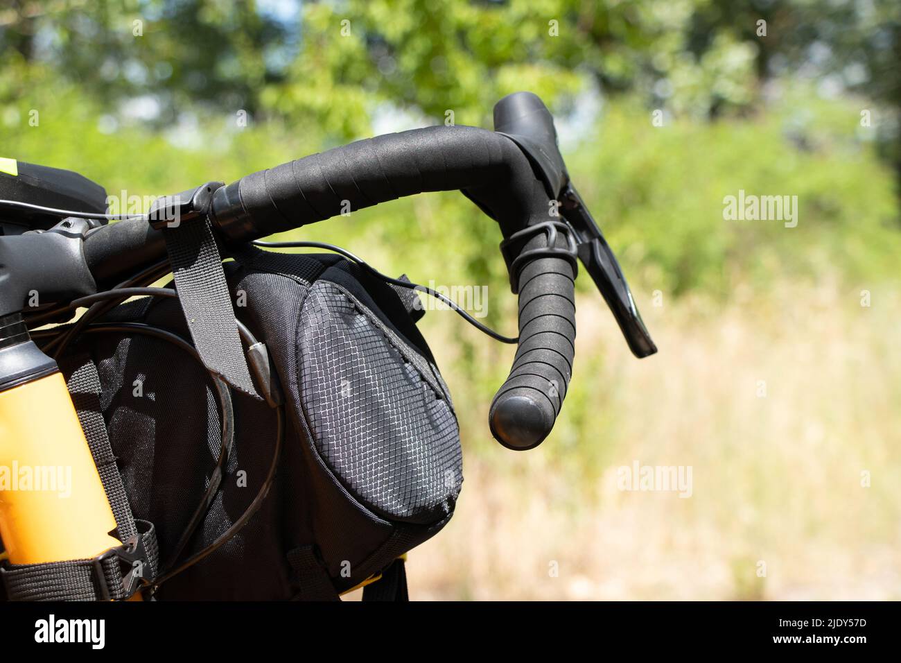 Fahrradtasche am Lenker eines Fahrrads in Parks im Sommer in der Sonne, ein  Fahrrad und Taschen auf einem Fahrrad, stdtischen Verkehr in der Ukraine  Stockfotografie - Alamy