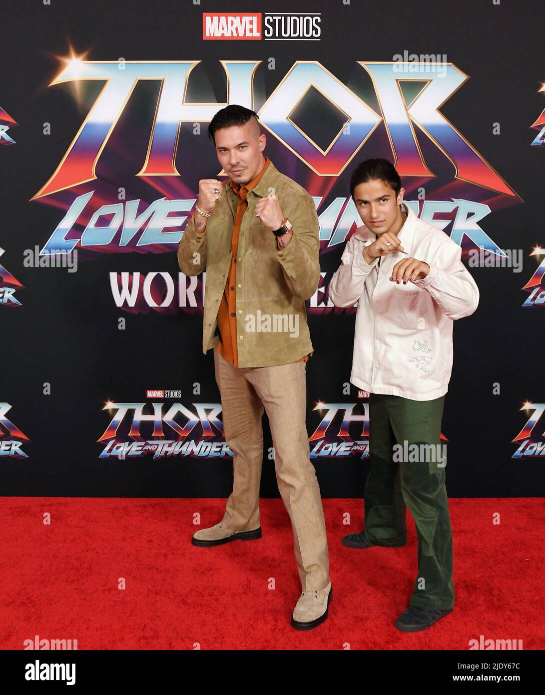 Los Angeles, USA. 23.. Juni 2022. (L-R) Lewis Tan und Aramis Knight treffen am Donnerstag, dem 23. Juni 2022, im El Capitan Theatre in der THOR: LOVE AND THUNDER-Weltpremiere der Marvel Studios ein. (Foto: Sthanlee B. Mirador/Sipa USA) Quelle: SIPA USA/Alamy Live News Stockfoto