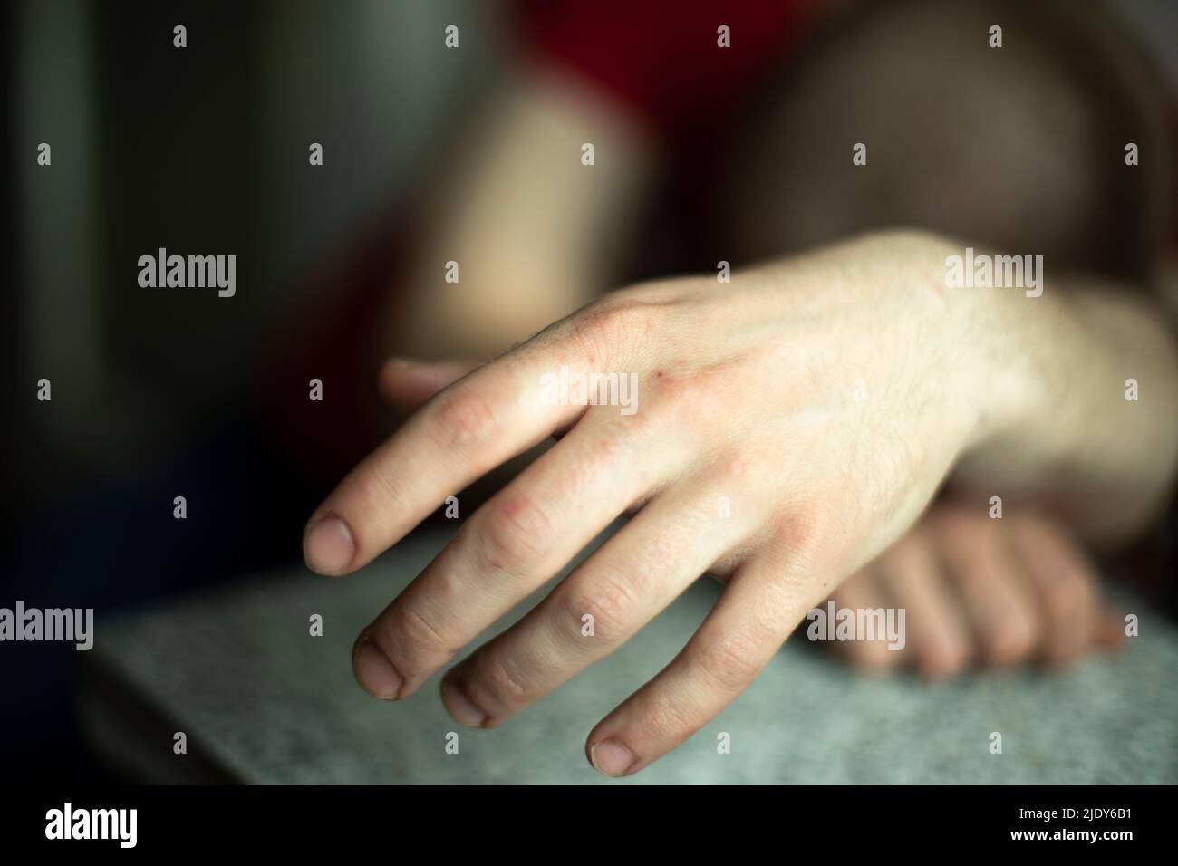 Hand der schlafenden Person. Guy schlief ein, als er sich hinsetzte. Stockfoto