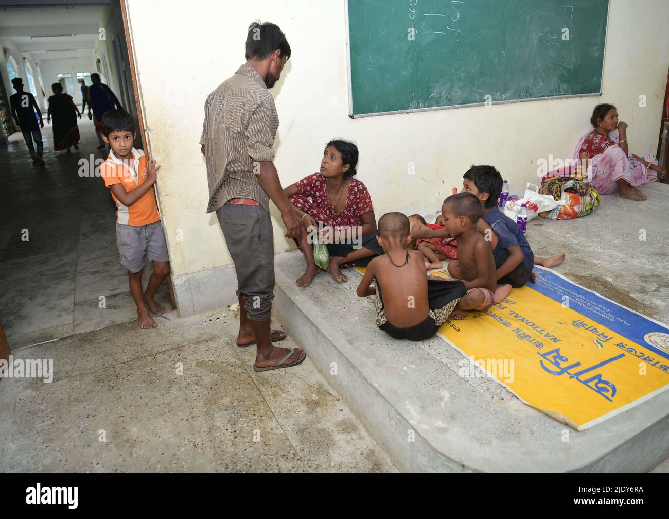 Flutopfer erhielten in einem provisorischen Hilfslager in einer Schule in Agartala Schutz. Tripura, Indien. Stockfoto
