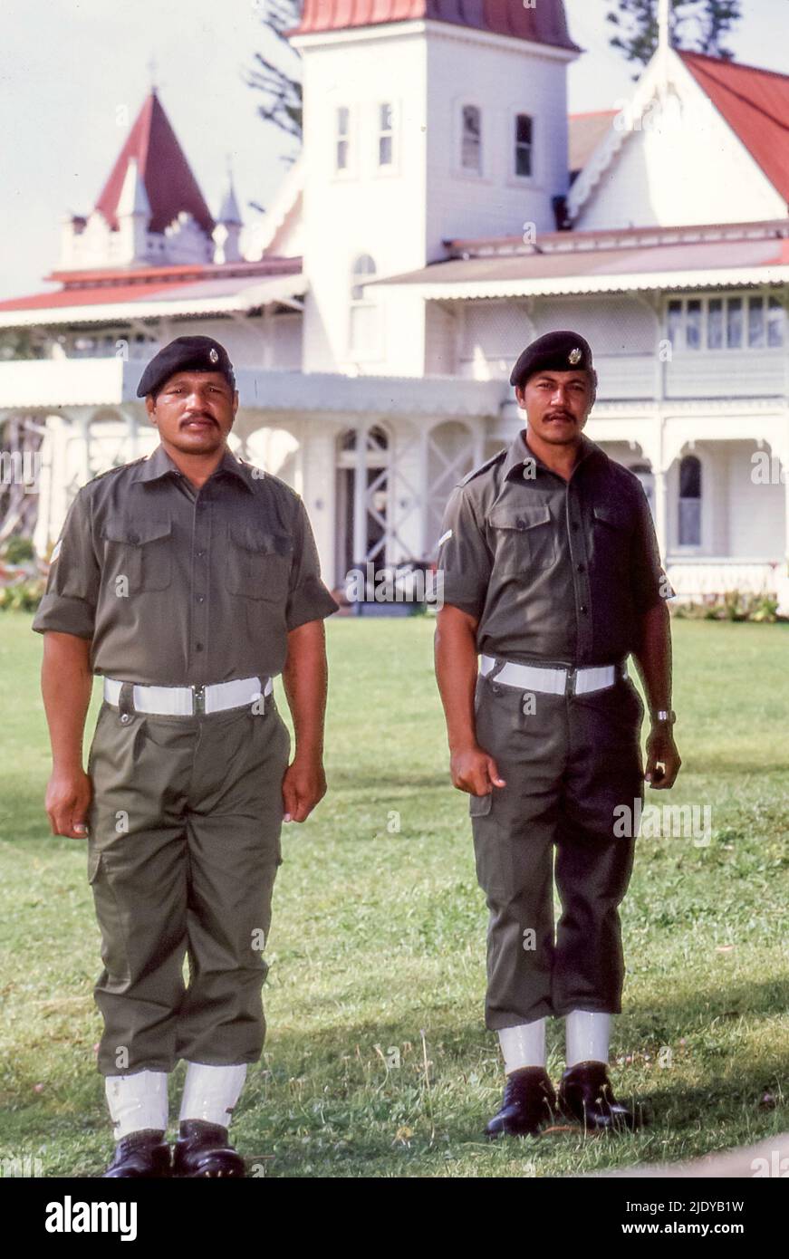 Zwei Soldaten stehen 1984 vor dem 1867 erbauten, hölzerden Königspalast des Königreichs Tonga in Nuku'alofa bewacht. Der Palast beherbergt seine Majestät König Tupou VI., der nach seinem ältesten Bruder, seiner verstorbenen Majestät König George TUPOU V., der im März 2012 verstarb. Stockfoto