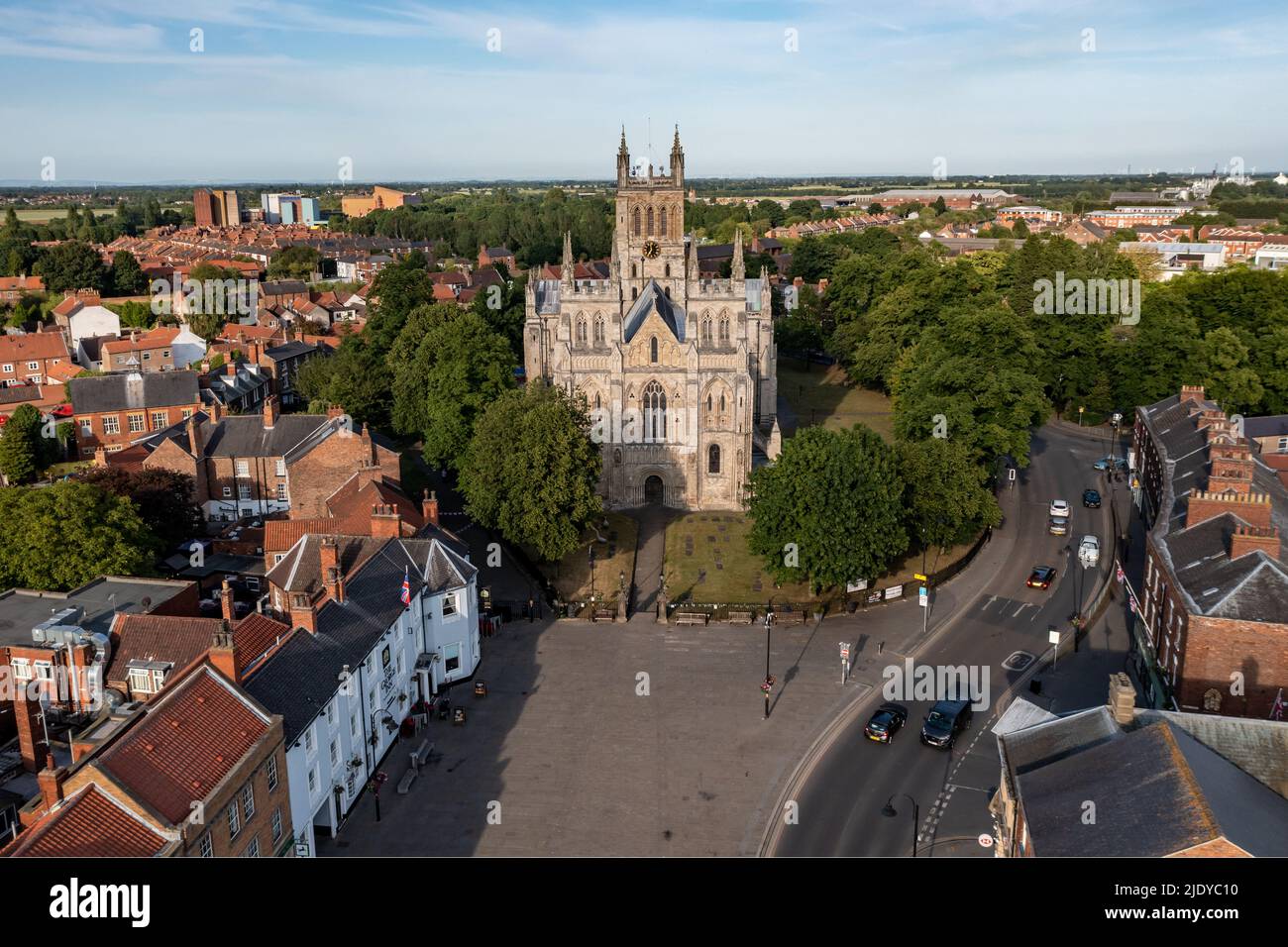 SELBY, GROSSBRITANNIEN – 20. JUNI 2022. Eine Skyline von Selby in North Yorkshire mit der Selby Abbey, einer alten Kirche im Norden Englands Stockfoto