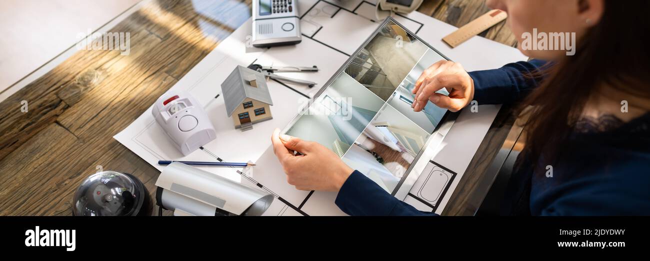 Person, Die Sich Aufnahmen Auf Einem Digitalen Tablet Mit Sicherheitsausrüstung Ansieht Blueprint Stockfoto