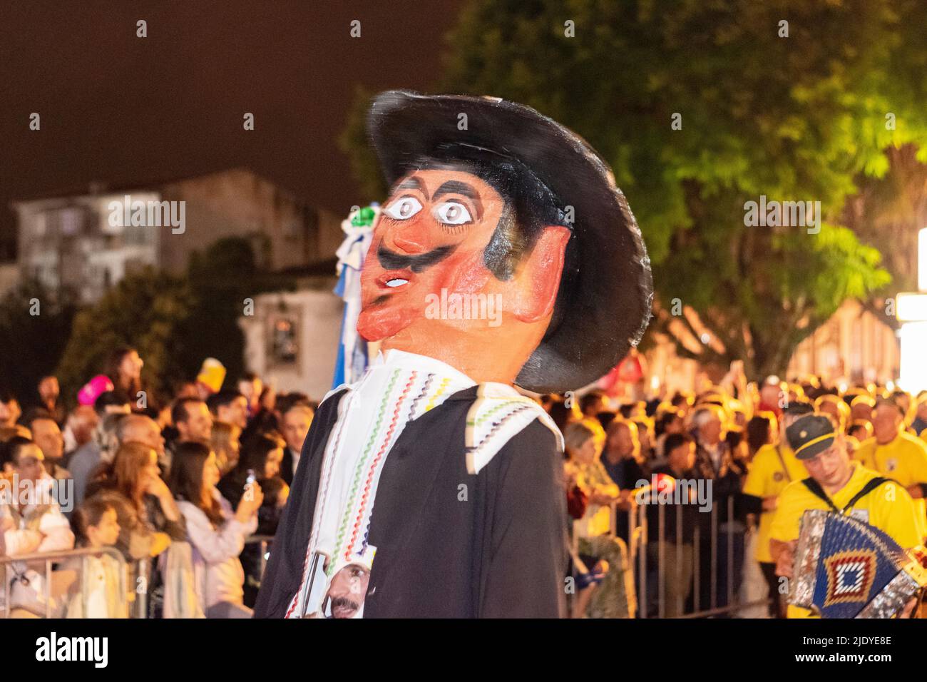 São João de Braga, Cabeçudos Parade, große Kopfkostüme tanzen mit beliebten und traditionellen portugiesischen Liedern. Gesellschaftliche Veranstaltungen überfüllt. Portugiesische Veranstaltungen. Stockfoto