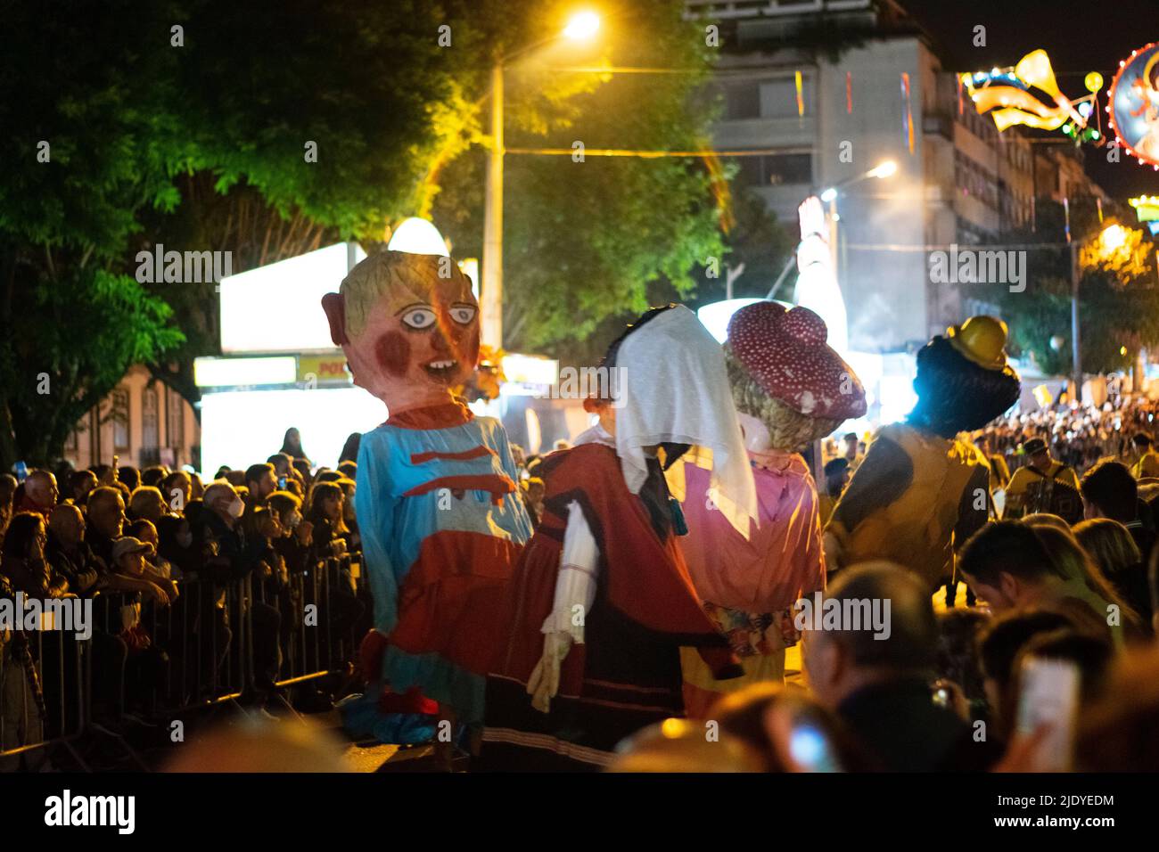 São João de Braga, Cabeçudos Parade, große Kopfkostüme tanzen mit beliebten und traditionellen portugiesischen Liedern. Gesellschaftliche Veranstaltungen überfüllt. Portugiesische Veranstaltungen. Stockfoto