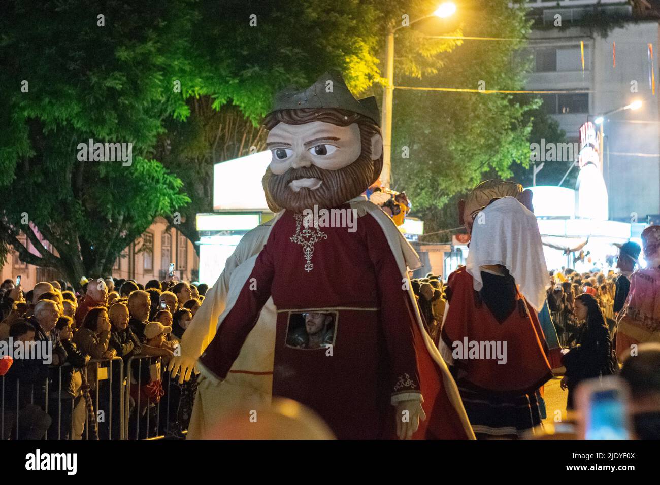 São João de Braga, Cabeçudos Parade, große Kopfkostüme tanzen mit beliebten und traditionellen portugiesischen Liedern. Gesellschaftliche Veranstaltungen überfüllt. Portugiesische Veranstaltungen. Stockfoto
