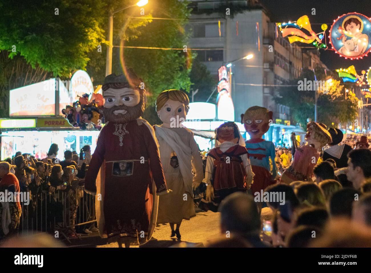 São João de Braga, Cabeçudos Parade, große Kopfkostüme tanzen mit beliebten und traditionellen portugiesischen Liedern. Gesellschaftliche Veranstaltungen überfüllt. Portugiesische Veranstaltungen. Stockfoto