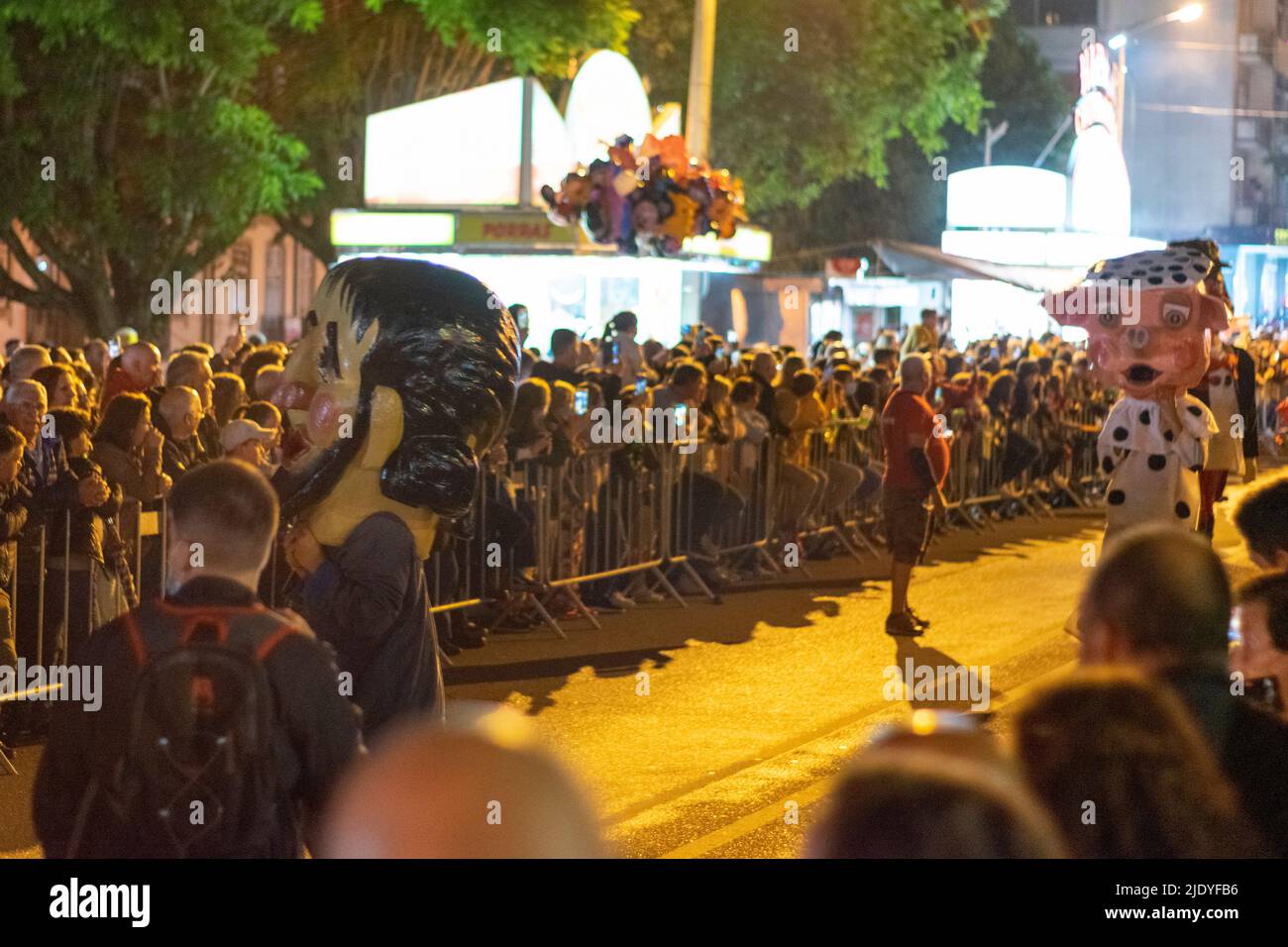 São João de Braga, Cabeçudos Parade, große Kopfkostüme tanzen mit beliebten und traditionellen portugiesischen Liedern. Gesellschaftliche Veranstaltungen überfüllt. Portugiesische Veranstaltungen. Stockfoto