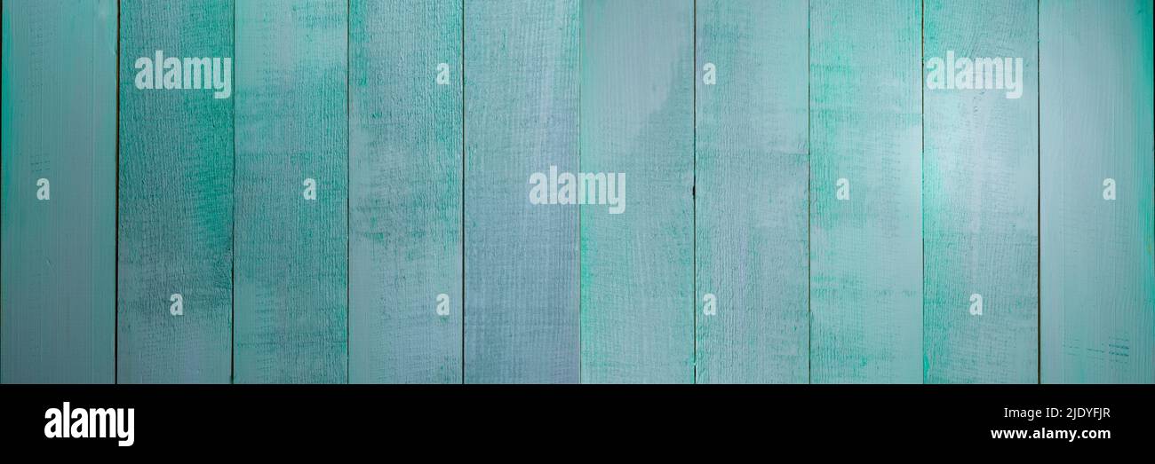 Hellblauer Holzhintergrund - Aquamarin-Planken mit abblätternder Farbe in vertikalem Holz - Türkis-Holzoberfläche Stockfoto