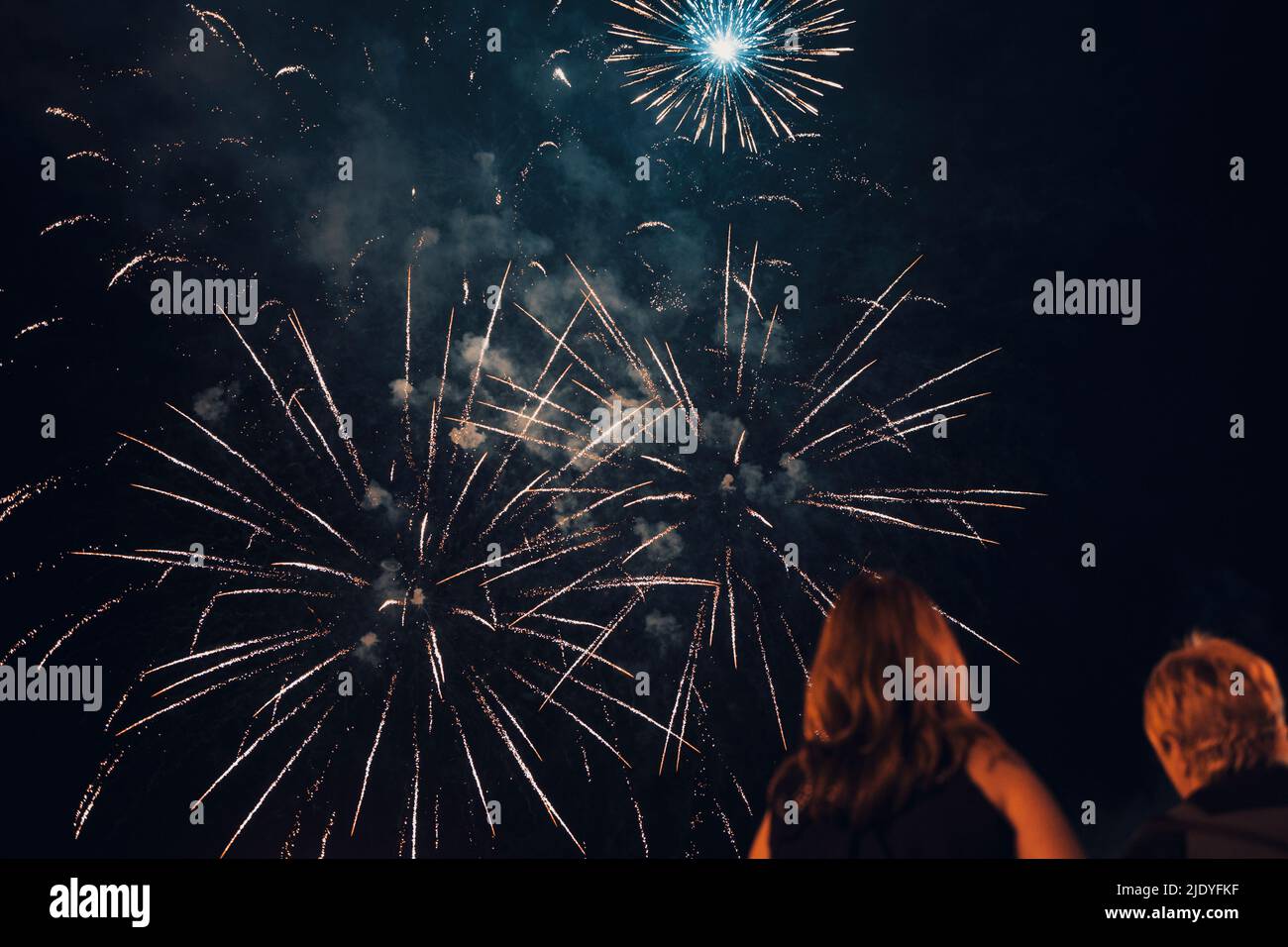 Buntes Feuerwerk über dem Nachthimmel. Urlaubskonzept Stockfoto