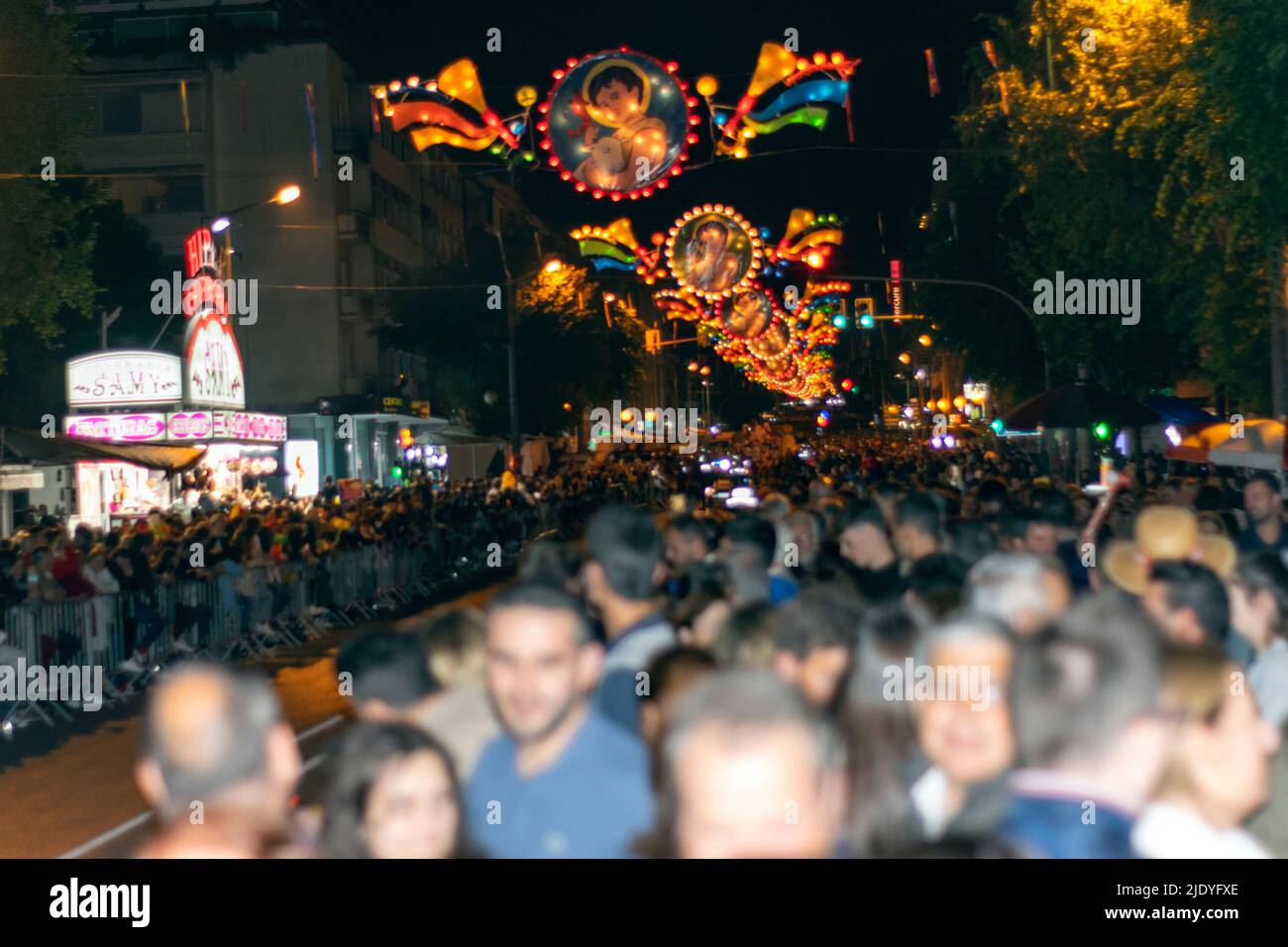 Die Menschen versammelten sich bei der beliebten Veranstaltung São João de Braga in Nordportugal. Nachtleben, gesellschaftliche und traditionelle Veranstaltungen. City Lifestyle, Sommernächte. Stockfoto