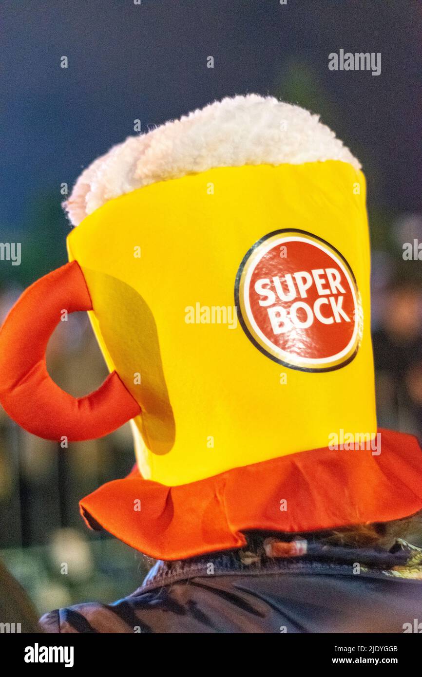 Super Bock portugiesische Bier Merchandise großer Bierhut, Sommer Festivals Portugal. Stockfoto