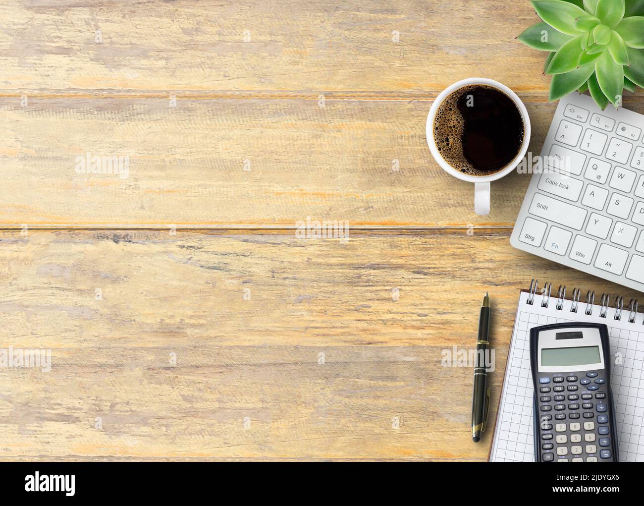 Finanzzubehör von oben mit Büromaterial und Schreibwaren auf dem Schreibtisch am Büroarbeitsplatz. Geschäfts- und Finanzidea-Konzept. Stockfoto