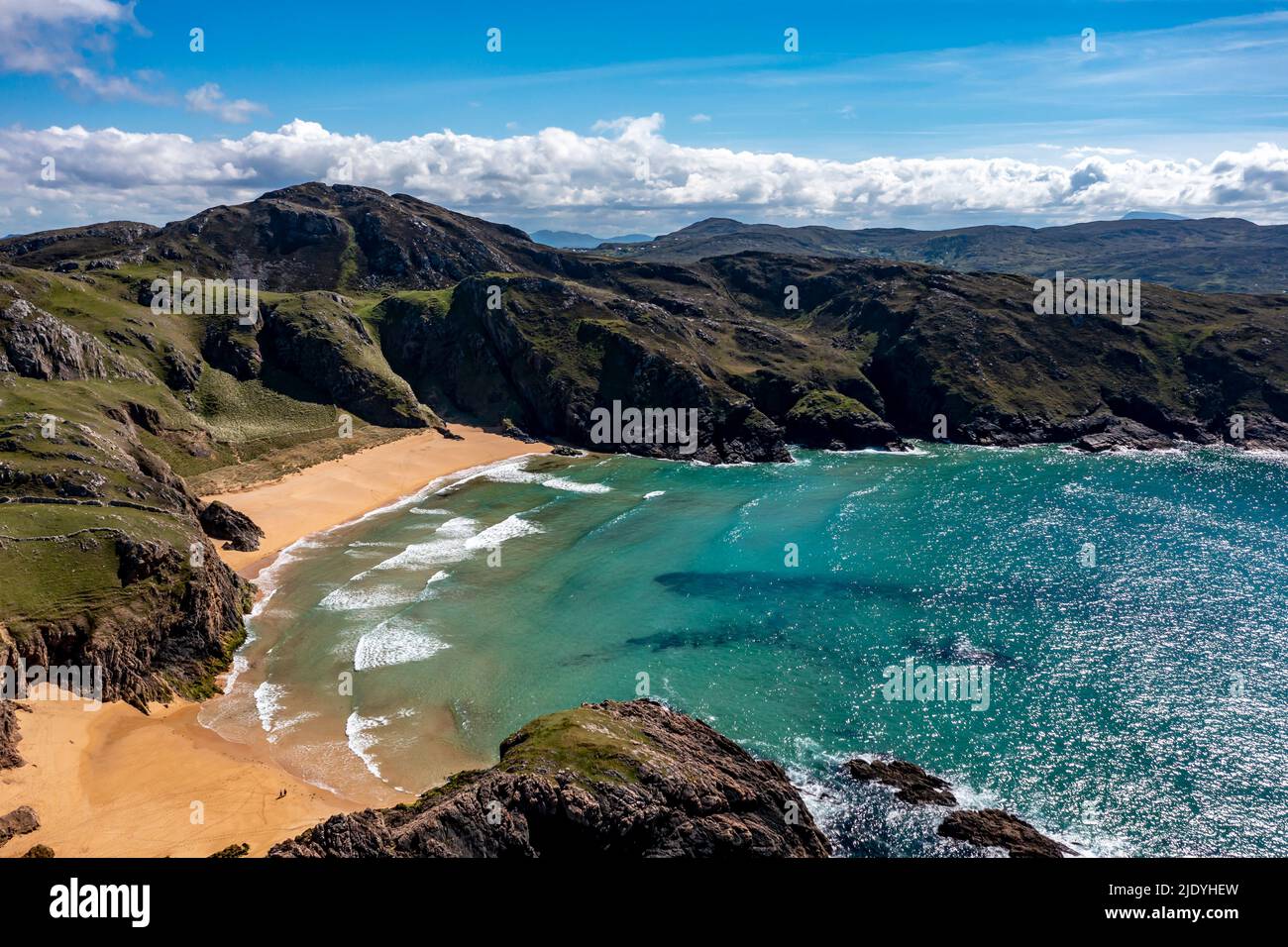 Luftaufnahme des Strandes von Murder Hole, offiziell Boyeghether Bay in der Grafschaft Donegal, Irland. Stockfoto