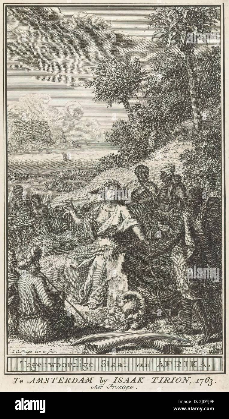 Allegory of Africa, Present State of Africa (Titel auf Objekt), Titelseite zu: Thomas Salmon, Hedendaagsche Geschichte oder Present State of Africa, 1763, Eine Frau mit Flügeln am Kopf (möglicherweise Geschichte) sitzt mit Federkiel und Buch. Rechts ist eine Gruppe von Afrikanern, darunter einer mit einem Bogen und einem Köcher von Pfeilen auf dem Rücken. In ihrer Nähe befindet sich ein Horn von Überfluss und Stoßzähne von Elefanten. Auf der linken Seite ist eine verschleierte Frau und ein Pfeifenraucher. Hinter ihnen laufen Europäer mit angeketteten Afrikanern. Im Hintergrund eine afrikanische Landschaft mit Küstengebiet und Dschungel mit Tieren., Druckerei: Jan Caspar Philips, (mentio Stockfoto