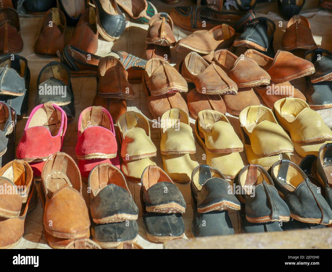 Mojdi Schuhe Fußohren, eine Art Tradition der indischen handgefertigten Lederschuhe Stockfoto