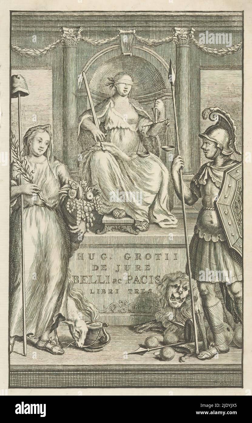 Justice sitzt auf ihrem Thron, Titelseite für: Hugo de Groot, De jure belli ac pacis libri tres, 1712, Justice sitzt mit verbundenen Augen auf ihrem Thron und hält Schuppen und Schwert. Zu ihrer Linken steht Liberty mit Freiheitshut, Plenty-Horn und einem Lamm. Rechts ist ein Soldat mit Waffen und einem Löwen zu seinen Füßen., Druckerei: Willem de Broen, Verlag: Henricus Wetstein, Amsterdam, 1712, Papier, Radierung, Gravur, Höhe 174 mm × Breite 114 mm Stockfoto