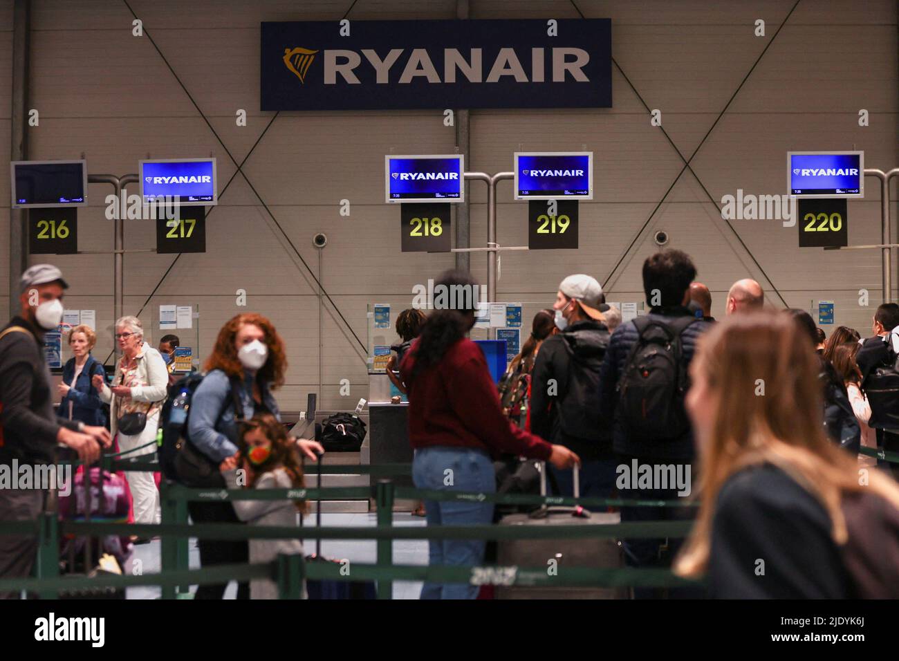 Am Flughafen Lissabon, Humberto Delgado, warten am 24. Juni 2022 in Lissabon, Portugal, Menschen auf der Check-in-Linie von Ryanair. REUTERS/Pedro Nunes Stockfoto
