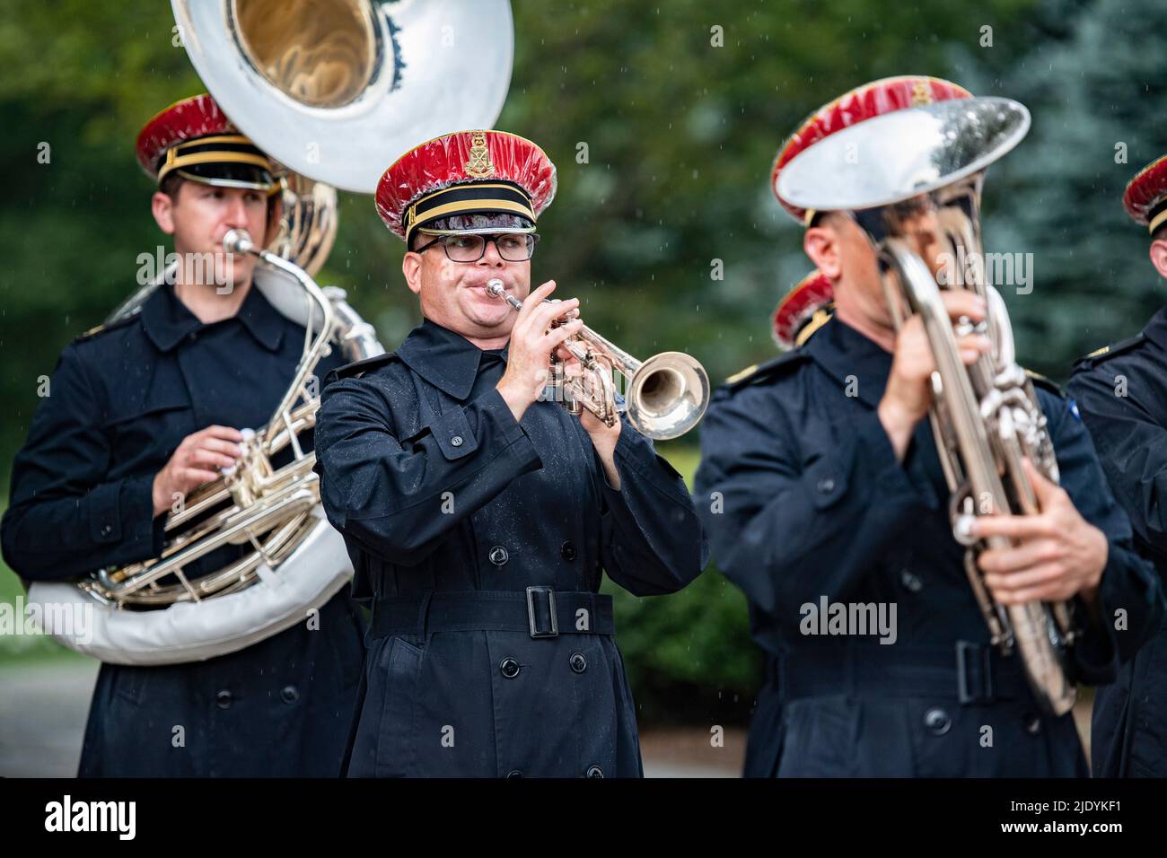 Arlington, Virginia, USA. 14.. Juni 2022. Mitglieder der U.S. Army Band, „Pershing's Own“, unterstützen eine Ehrenwradung der Armee am Grab des unbekannten Soldaten in Anerkennung des Geburtstages der U.S. Army, Arlington National Cemetery, Arlington, Virginia, 14. Juni, 2022. Das Vermächtnis der US-Armee wurde über 247 Jahre auf der Hingabe, dem Mut und dem Heldentum jedes amerikanischen Soldaten aufgebaut. Wir ehren alle, die dem Ruf seit der Gründung der Armys im Jahr 1775 geantwortet haben. Kredit: U.S. Army/ZUMA Press Wire Service/ZUMAPRESS.com/Alamy Live Nachrichten Stockfoto