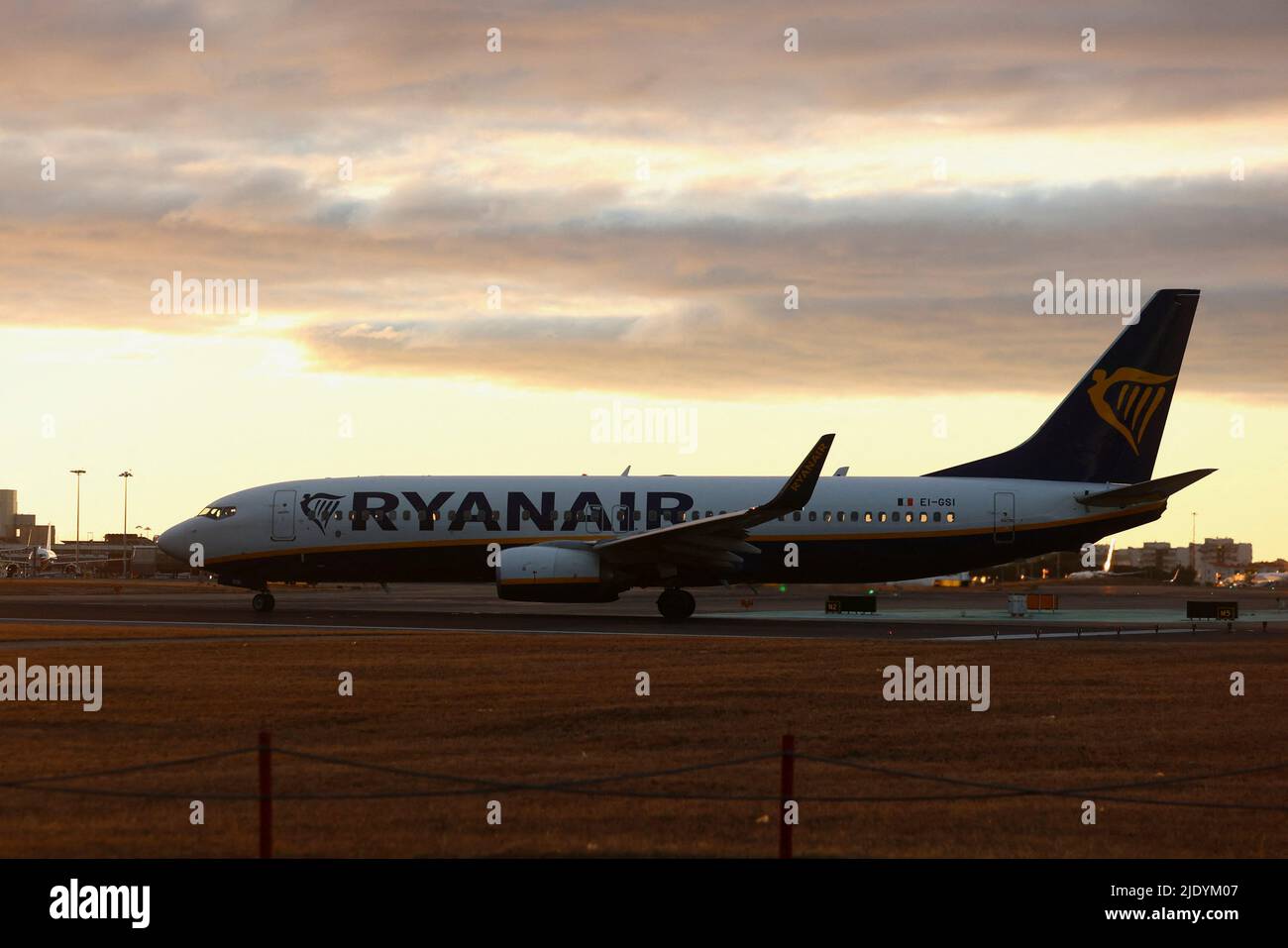 Ein Ryanair-Flugzeug bereitet sich auf den Start vom Flughafen Lissabon Humberto Delgado zum ersten von drei Tagen Streik der Kabinenbesatzung in Lissabon, Portugal, am 24. Juni 2022 vor. REUTERS/Pedro Nunes Stockfoto