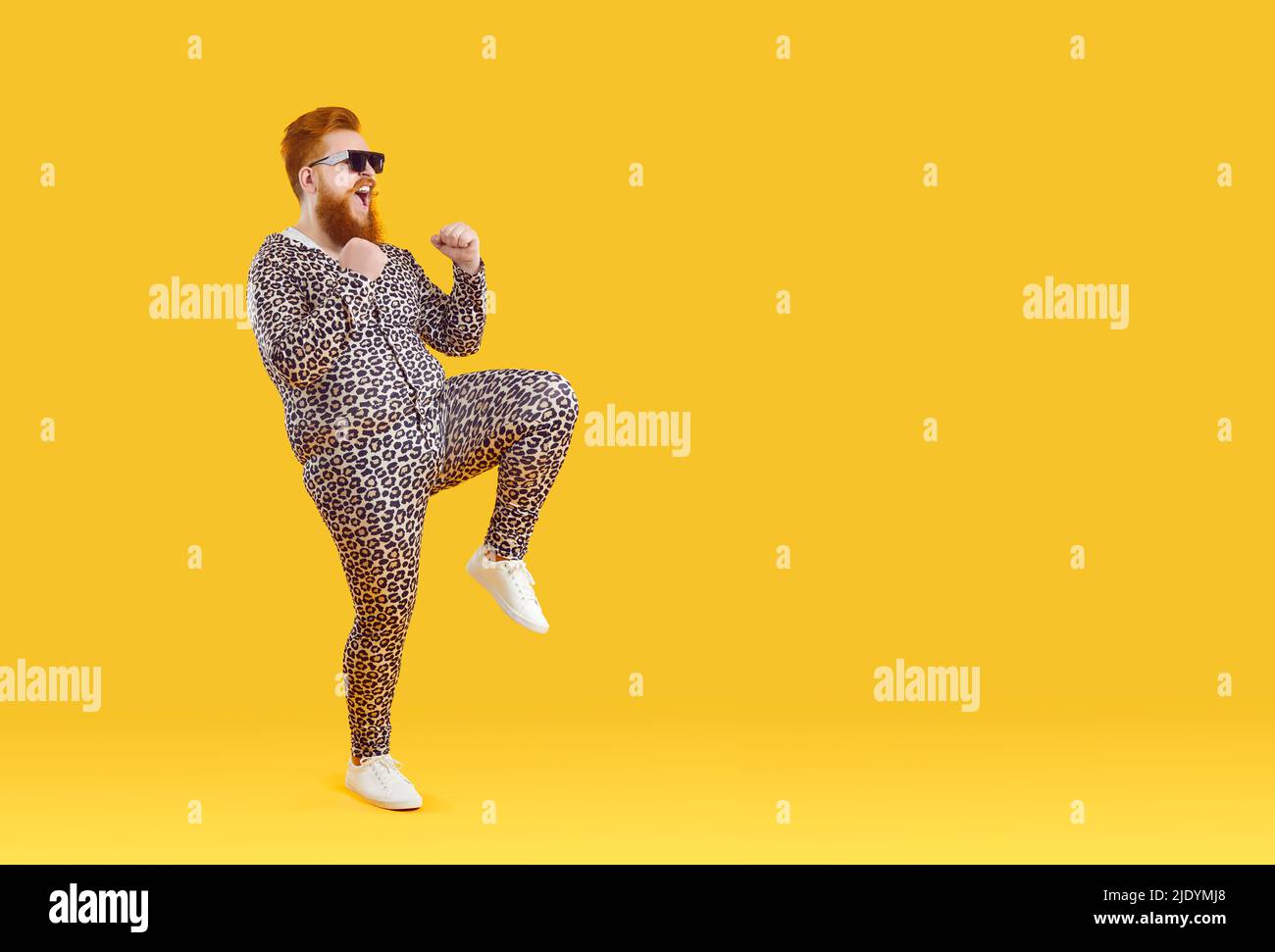 Witziger fetter Mann im Pyjama-Tanz Stockfoto