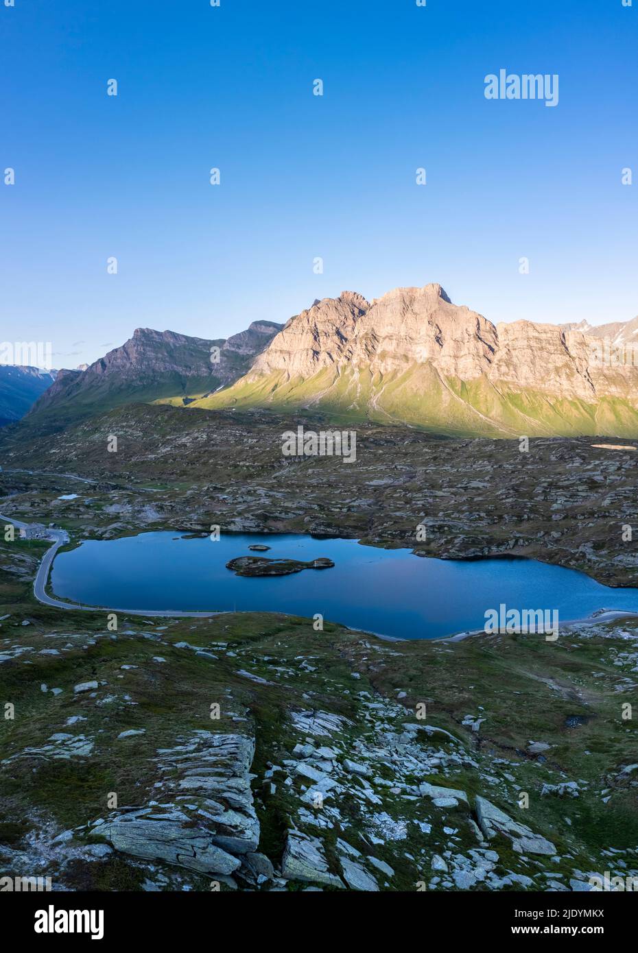 Luftaufnahme des laghetto Moesola und des Piz Uccello in San Bernardino Pass bei Sonnenuntergang. Graubünden, Bezirk Moesa, Schweiz, Europa. Stockfoto