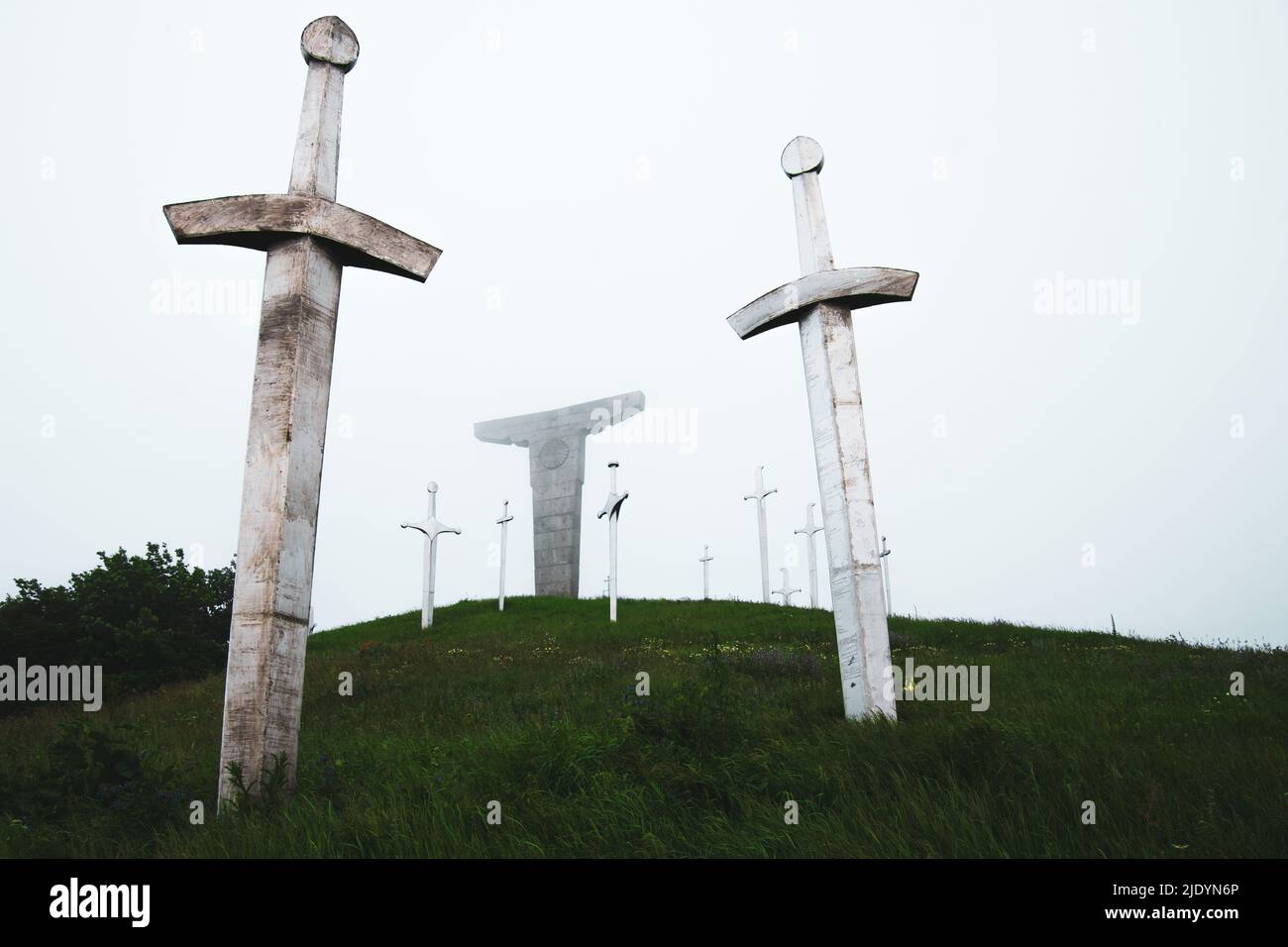 Denkmal der riesigen Schwertstatue in Didgori - Denkmal für historische Stätte. Historische Sehenswürdigkeiten Georgiens Stockfoto