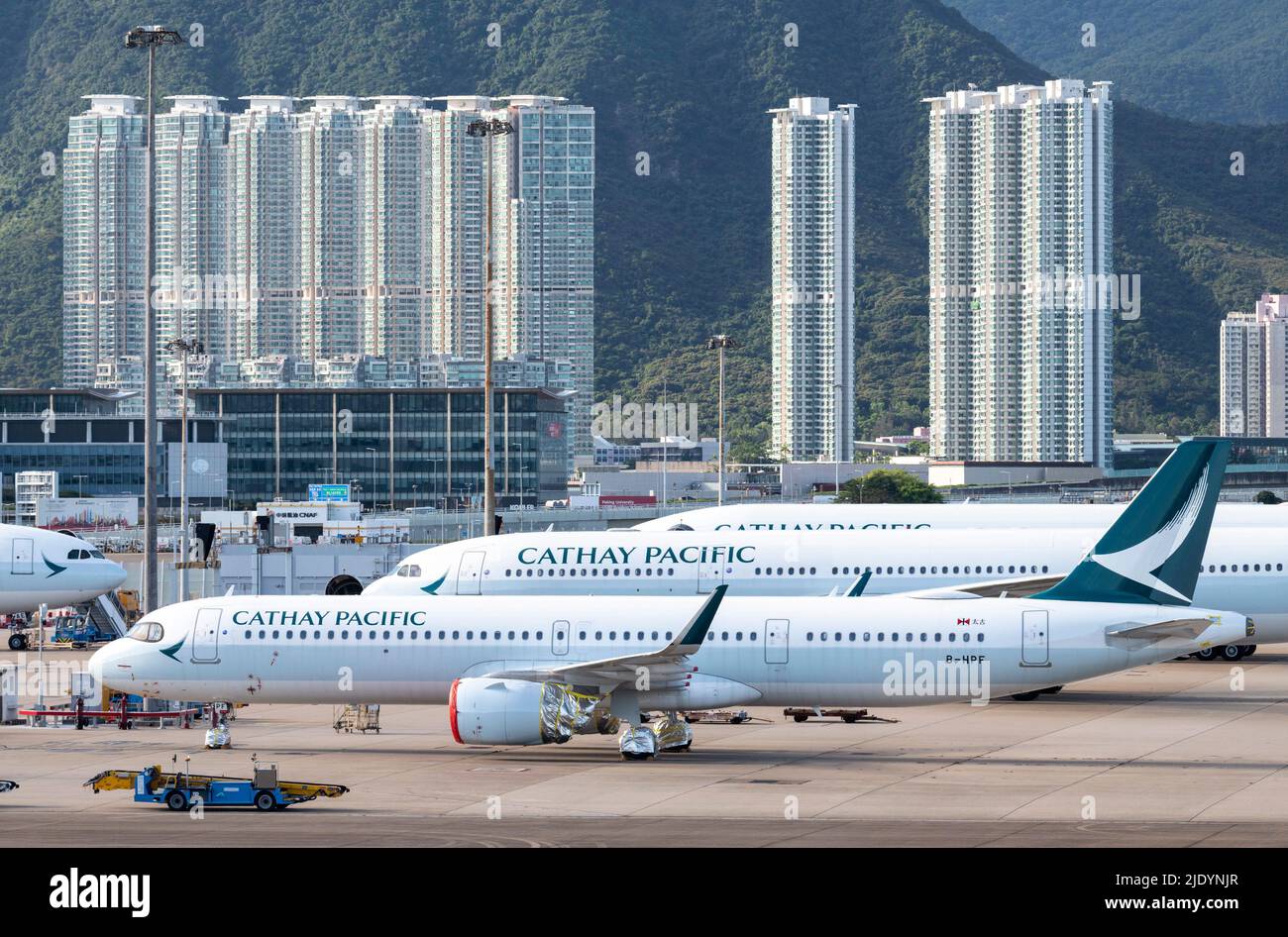 Internationaler Flughafen Hong Kong, Asphalt. Die Flugnummern von Cathay Pacific sind gestiegen, da der Verkehr von und nach der Stadt die Wiedereröffnung von Flügen erhöht hat Stockfoto
