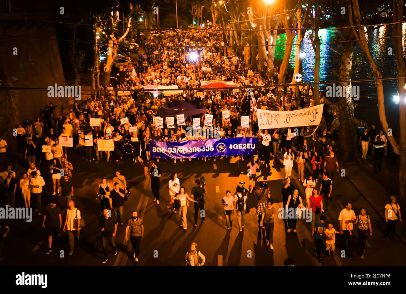 Tiflis, Georgien - 20.. Juni 2022: Luftaufnahme Menschen marschieren auf den Straßen zu großen EU-pro-Rallye-Veranstaltung. Tausende von Menschen am Vorabend einer friedlichen Demonstration Stockfoto