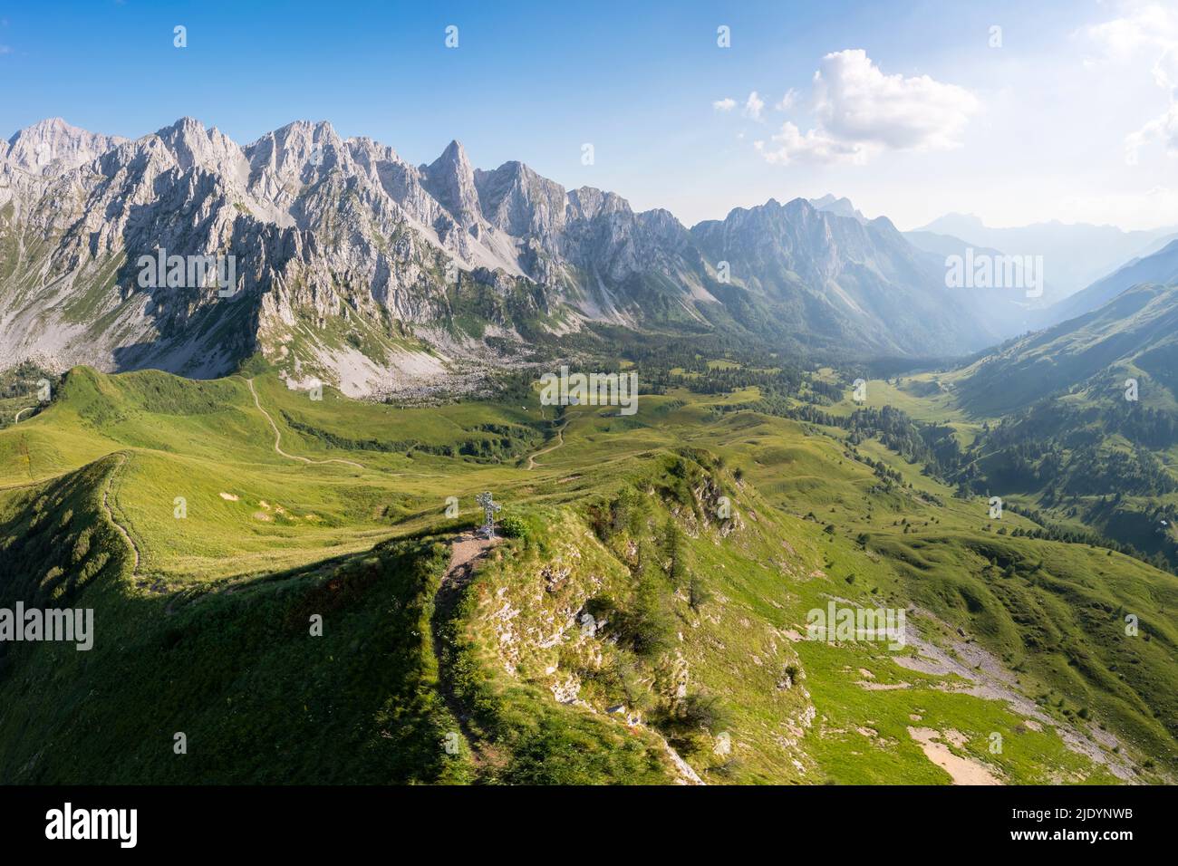 Luftaufnahme der Campelli di Schilpario und der Cimone della Bagozza im Frühjahr. Schilpario, Val di Scalve, Bezirk Bergamo, Lombardei, Italien. Stockfoto