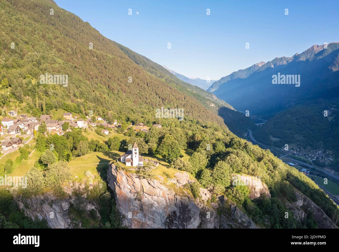 Luftaufnahme der Kirche von Calonico. Calonico, Bezirk Leventina, Kanton Tessin, Schweiz. Stockfoto