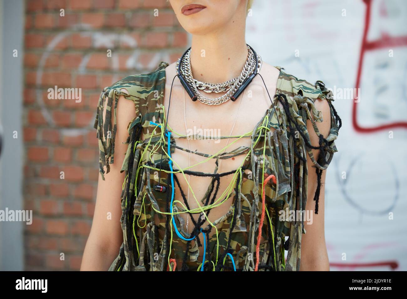 MAILAND, ITALIEN - 18. JUNI 2022: Frau mit Camouflage-Kleid und bunten Details vor der Fendi Fashion Show, Mailand Fashion Week Street Style Stockfoto