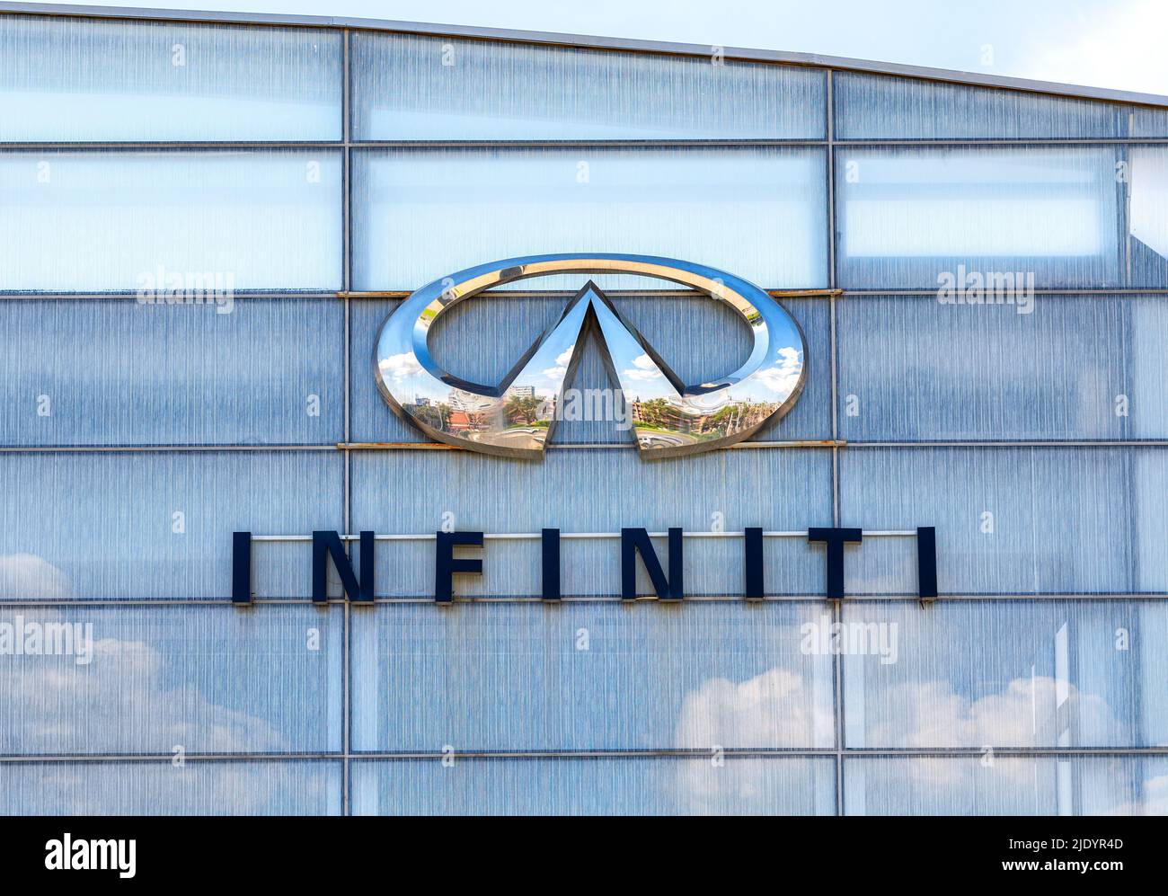 Samara, Russland - 18. Juni 2022: Händler-Zeichen mit dem Logo von Infinity Autohersteller. Infiniti ist die Luxusfahrzeug-Sparte des japanischen Automobilherstellers Nis Stockfoto