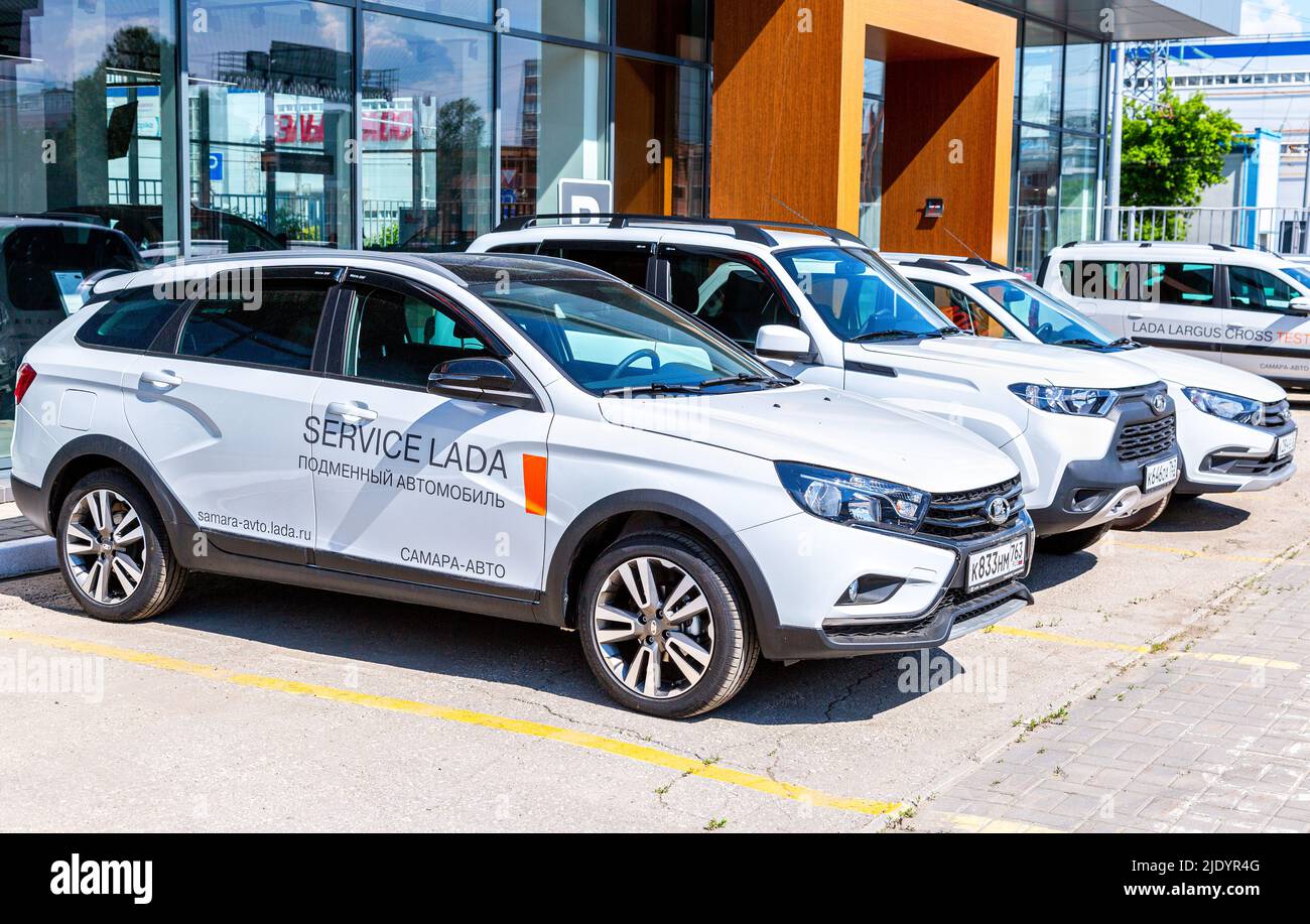 Samara, Russland - 18. Juni 2022: Lada Fahrzeuge neben dem Büro des offiziellen Händlers Lada. Russischer Automobilhersteller Stockfoto