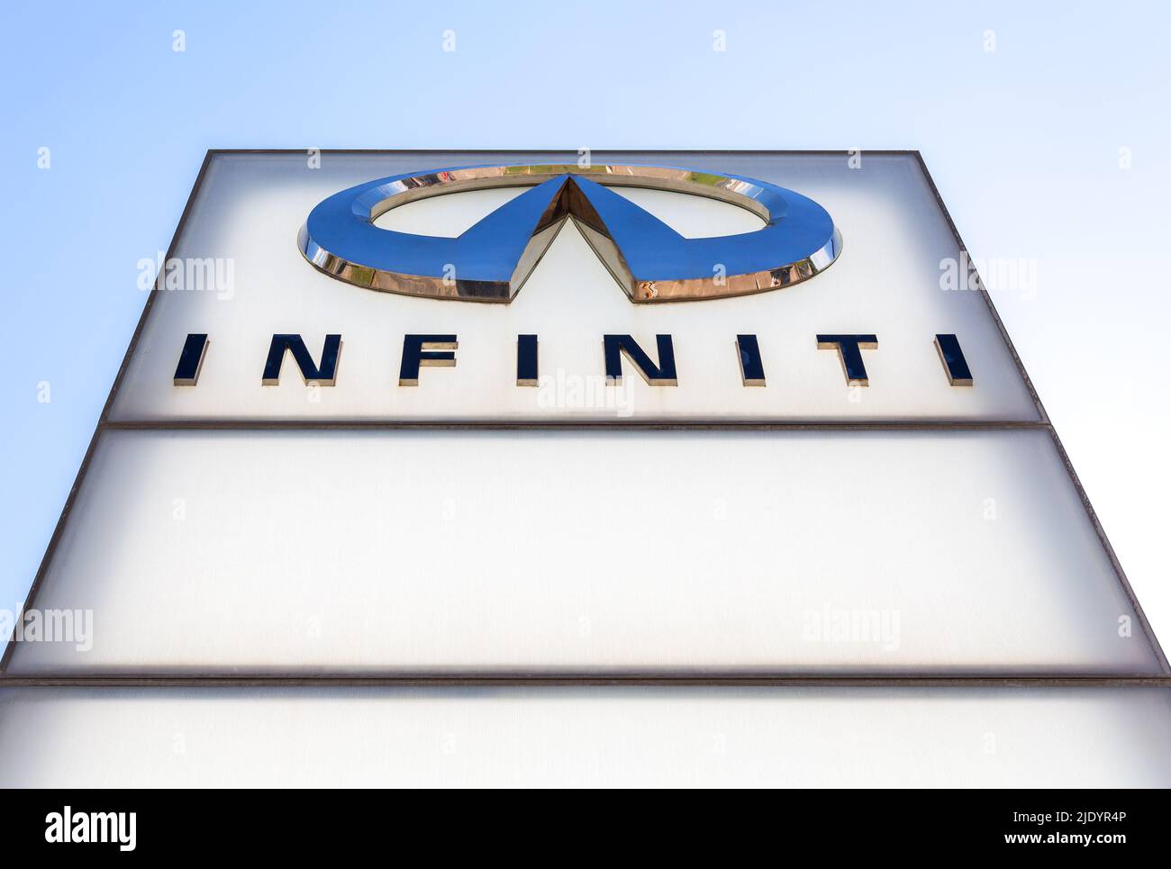Samara, Russland - 18. Juni 2022: Händler-Zeichen mit dem Logo von Infinity Autohersteller. Infiniti ist die Luxusfahrzeug-Sparte des japanischen Automobilherstellers Nis Stockfoto
