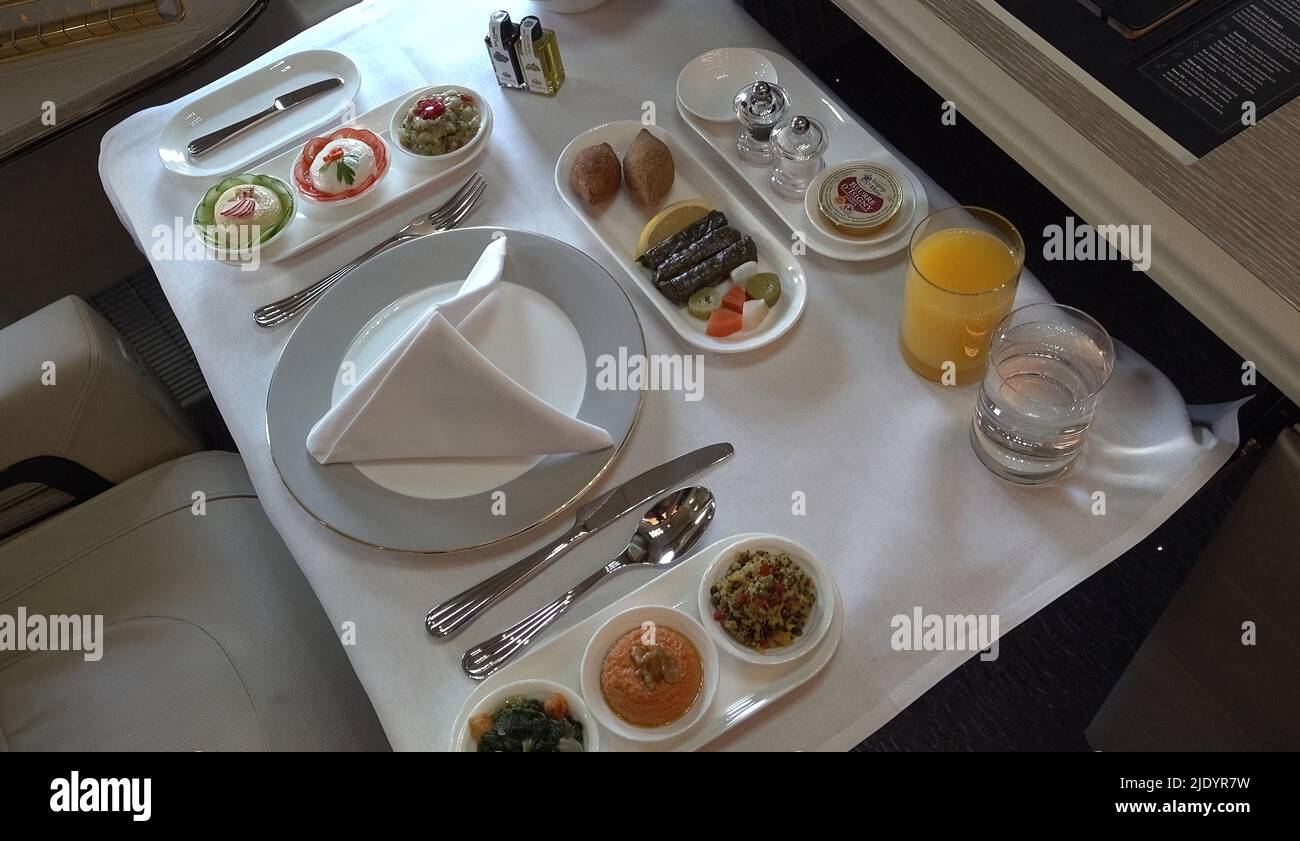 Eine erstklassige Mahlzeit a la carte für Passagiere an Bord der Business-Klasse von Dubais Flaggschiff-Airline Emirates in Boeing 777-300ER. Stockfoto