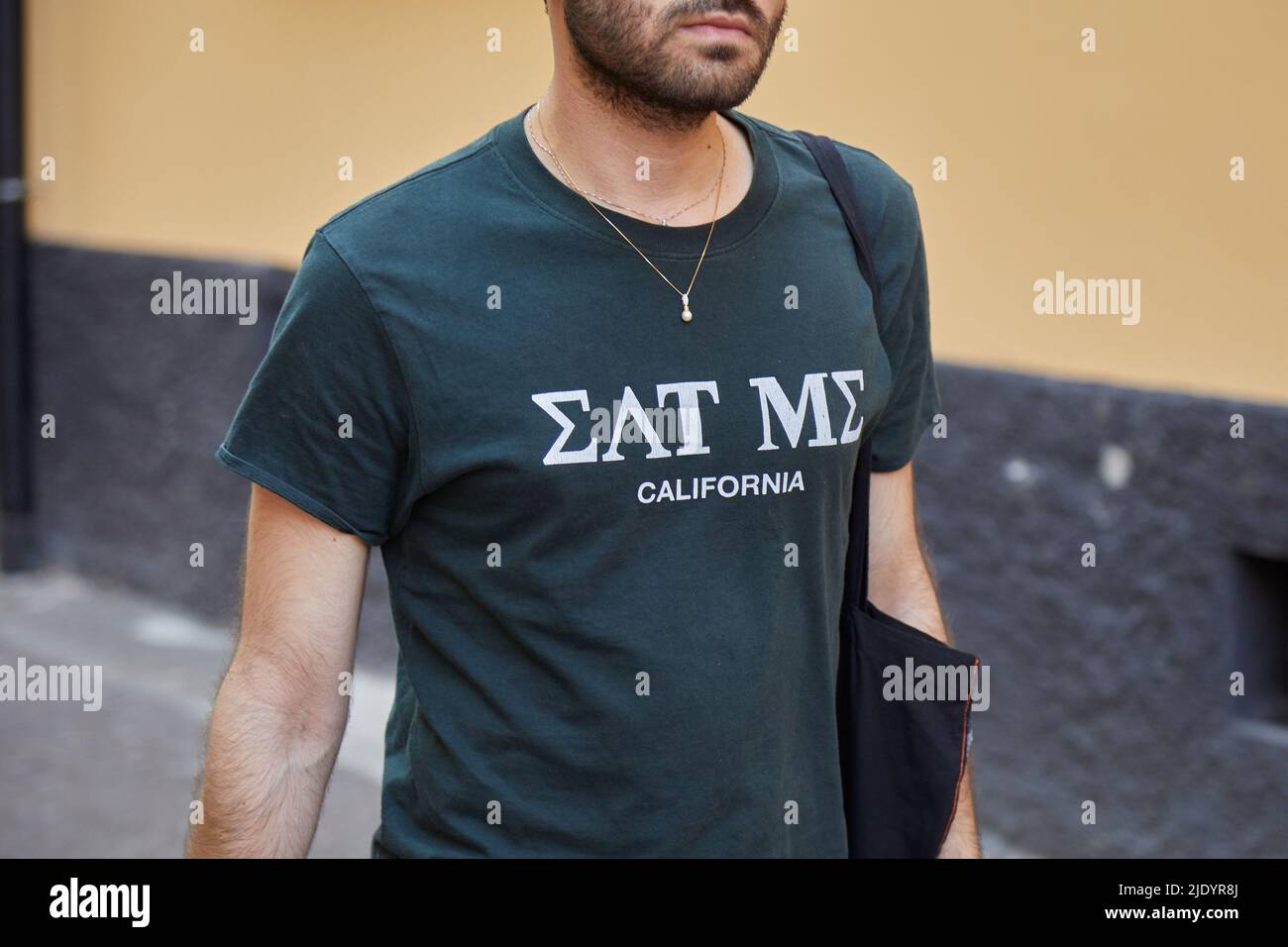 MAILAND, ITALIEN - 18. JUNI 2022: Mann mit Eat Me California Shirt vor Federico Cina Modenschau, Mailand Fashion Week Street Style Stockfoto
