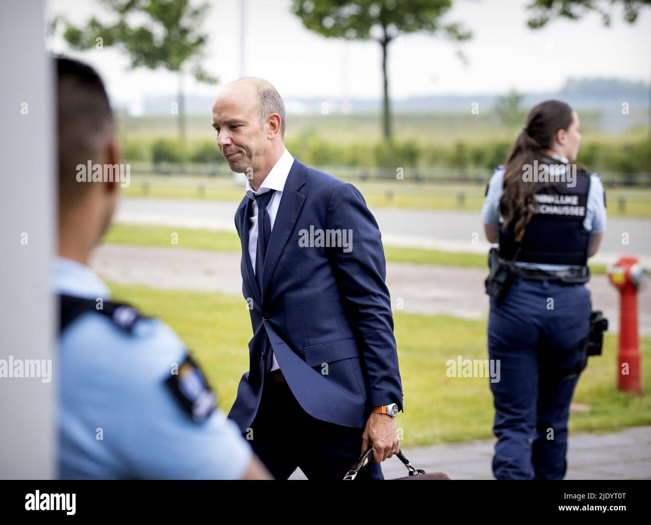 2022-06-24 09:21:54 BADHOEVEDORP - Rechtsanwalt Sander Janssen kommt vor der Entscheidung des Amsterdamer Berufungsgerichts im Strafverfahren gegen Willem Holleeder an den Justizkomplex Schiphol. Die Staatsanwaltschaft hat erneut das Leben gegen Holleeder gefordert, weil sie fünf Mordanordnungen erteilt hat. ANP KOEN VAN WEEL niederlande Out - belgien Out Stockfoto