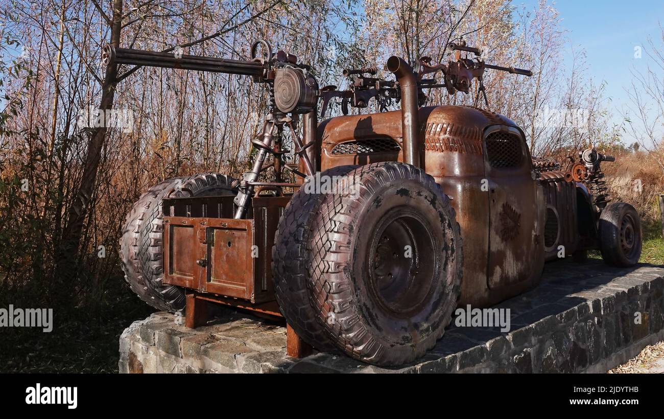 Kiew, Ukraine 26. Oktober 2021: Filmstudio 'Victoria Film', Skulptur - ein Auto aus dem Film 'Mad Max' aus Eisen Stockfoto