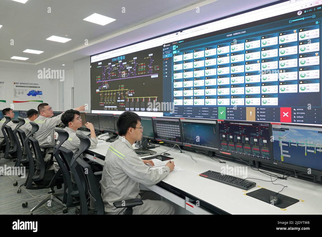 YANTAI, CHINA - 24. JUNI 2022 - Mitarbeiter überwachen den Betrieb von Windenergieanlagen im Hauptkontrollraum der staatlichen Power Investment Corpora Stockfoto