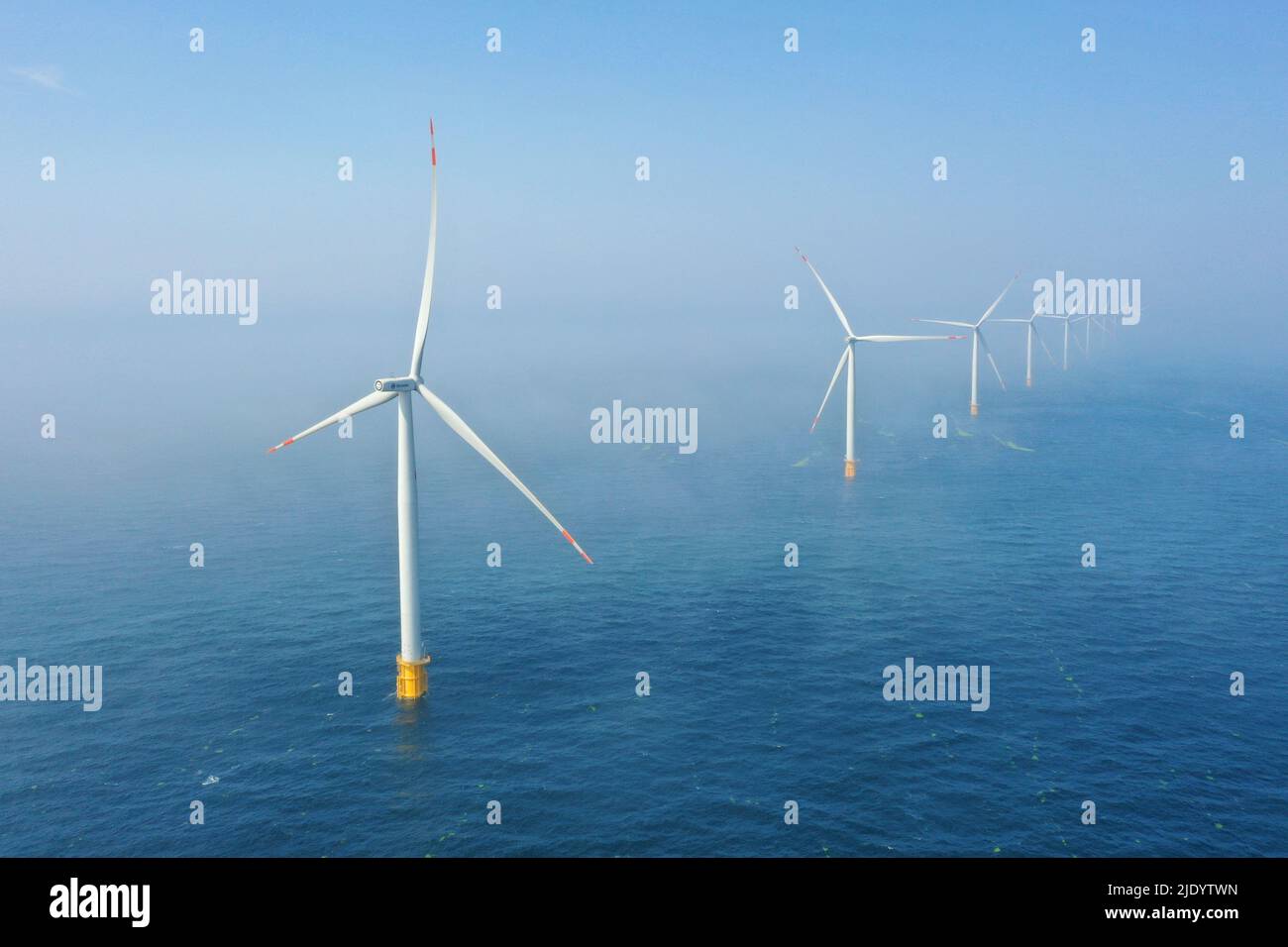 YANTAI, CHINA - 24. JUNI 2022 - das Foto vom 24. Juni 2022 zeigt den Betrieb einer Offshore-Windkraftanlage auf dem South Wind Farm auf dem Shandong PE Stockfoto