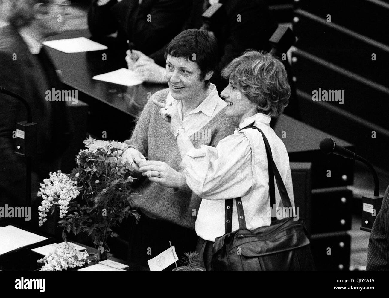 ARCHIVFOTO: Die Politikerin Marieuise BECK feiert ihren 70.. Geburtstag am 25. Juni 2022 stehen die Grünen Petra KELLY und Marieluise BECK-OBERDORF im Gespräch, im Plenarsaal, ein Blumenstrauß auf dem Tisch, Die Partei 'die Grünen' zieht zum ersten Mal in den Deutschen Bundestag, konstitutive Sitzung des Deutschen Bundestages in Bonn, SW-Aufzeichnung, 29. März 1983. Stockfoto