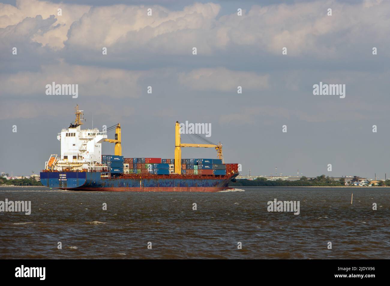 SAMUT PRAKAN, THAILAND, APR 01 2022, das Containerschiff OCEANA, das mit Containern beladen ist, fährt vom Chao Phraya River aus Stockfoto