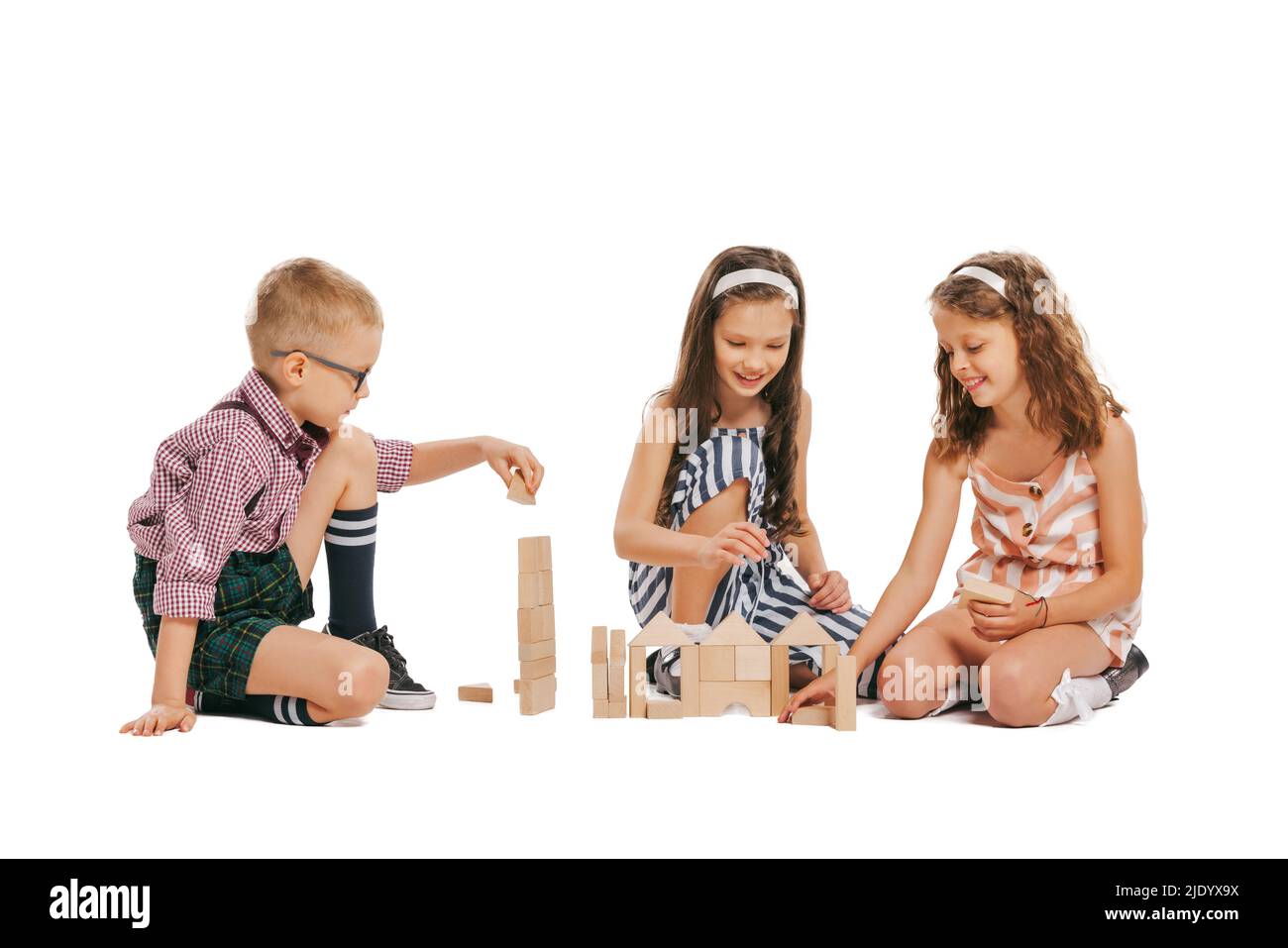 Gruppe von fröhlichen Kindern im Retro-Stil Sommer-Outfit isoliert auf weißem Hintergrund. Konzept von Kunst, Freundschaft, Hoffnung, Jugend, Mode Stockfoto