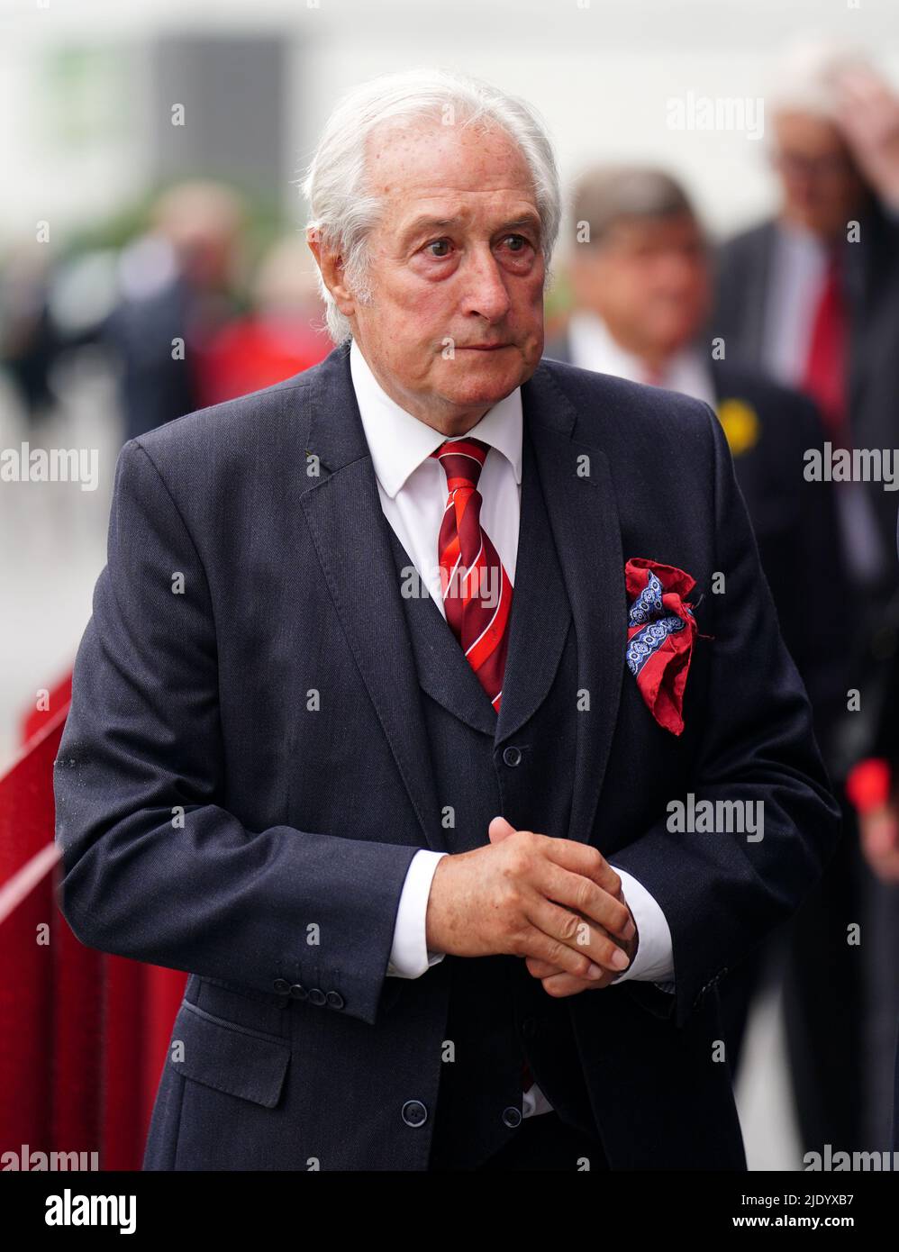 Sir Gareth Edwards trifft den Gedenkdienst für den ehemaligen walesischen Flughalbflieger Phil Bennett ein, der im Parc y Scarlets, Llanelli, abgehalten wird. Bilddatum: Sonntag, 26. Juni 2022. Stockfoto