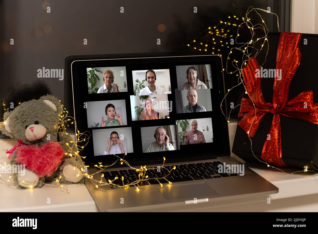 Virtual Wine Tasting Dinner Video Conference Online Event Bildschirm Stockfoto