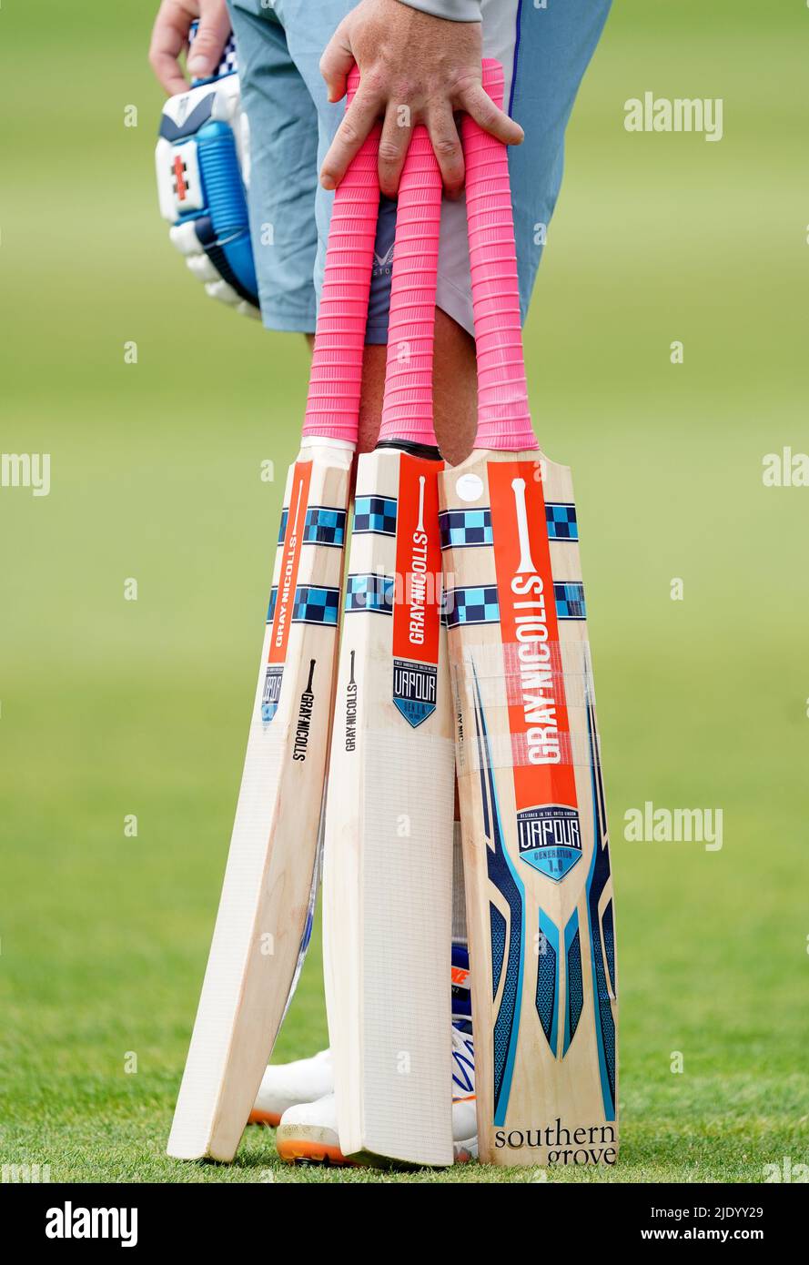 Ein allgemeiner Blick auf Grey-Nicolls Fledermäuse vor dem zweiten Tag des dritten LV= Insurance Test Series Match im Emerald Headingley Stadium, Leeds. Bilddatum: Freitag, 24. Juni 2022. Stockfoto