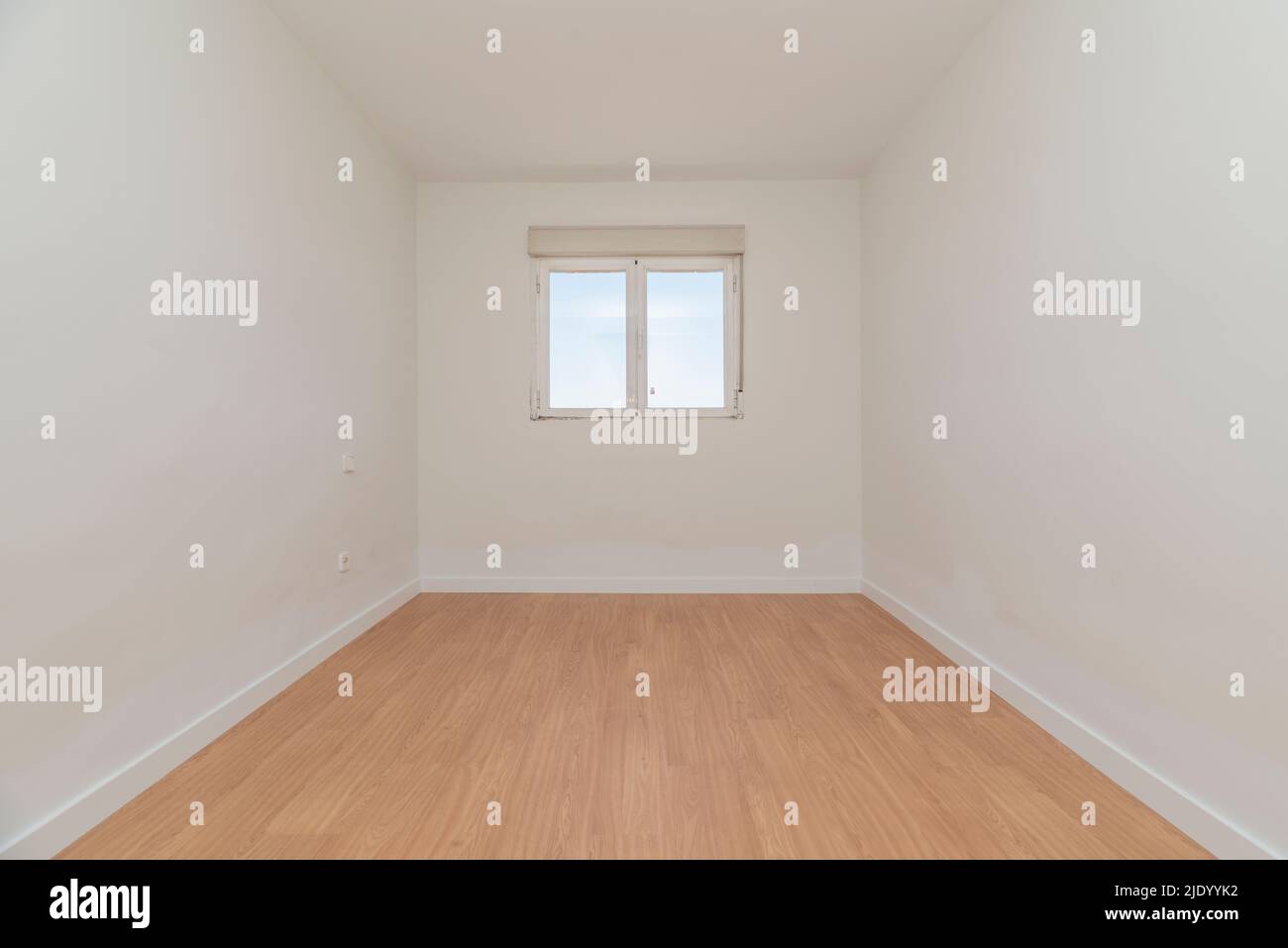 Leeres Zimmer mit hellem Eichenfußboden, weißer Zimmerei und Aluminiumfenster mit Aussicht Stockfoto