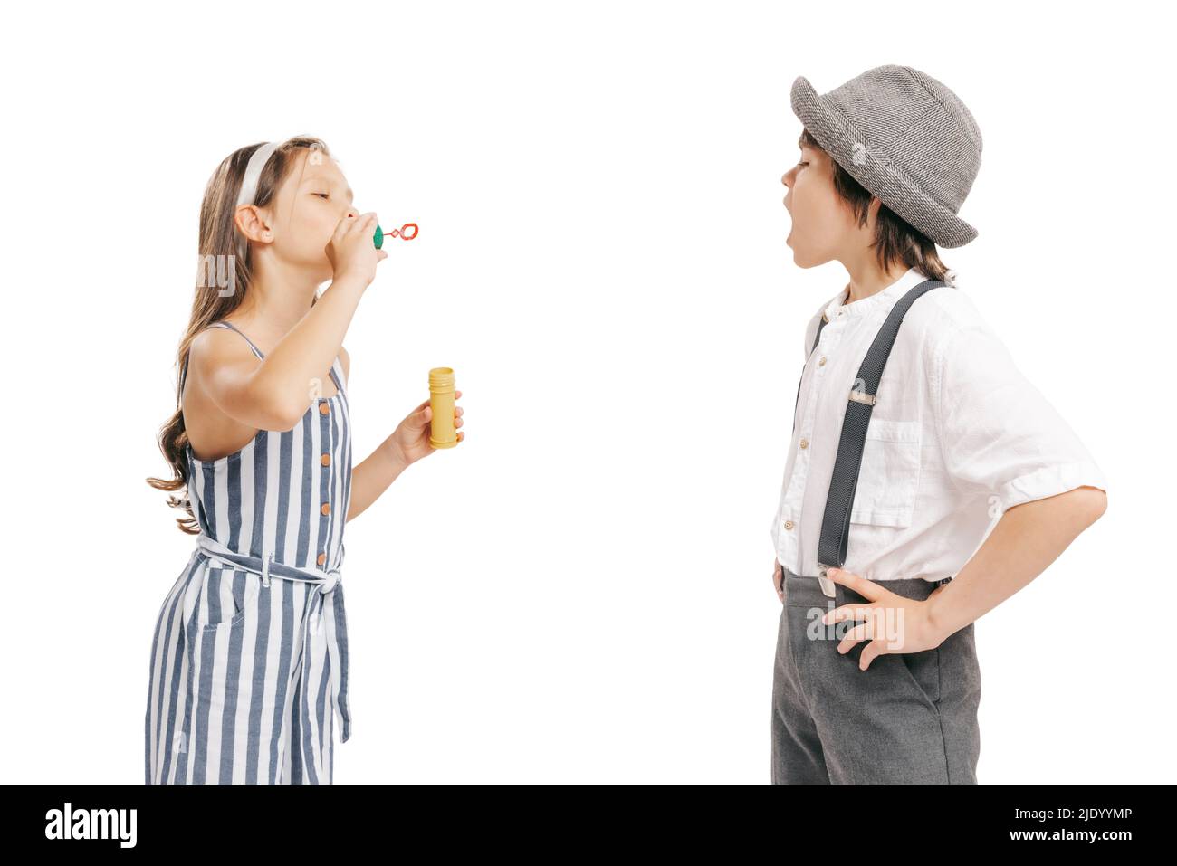 Porträt von zwei fröhlichen Kindern im Retro-Stil Sommer-Outfit isoliert auf weißem Hintergrund. Konzept von Kunst, Freundschaft, Hoffnung, Jugend, Mode Stockfoto