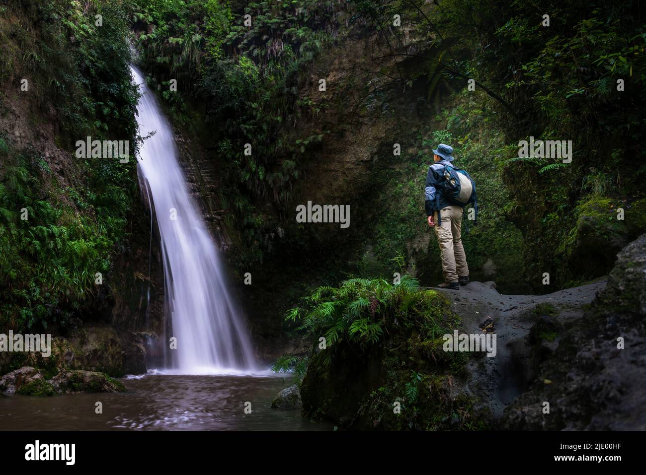 Touristen bewundern die Wasserfälle von Te Ana, Hawke’s Bay. Stockfoto